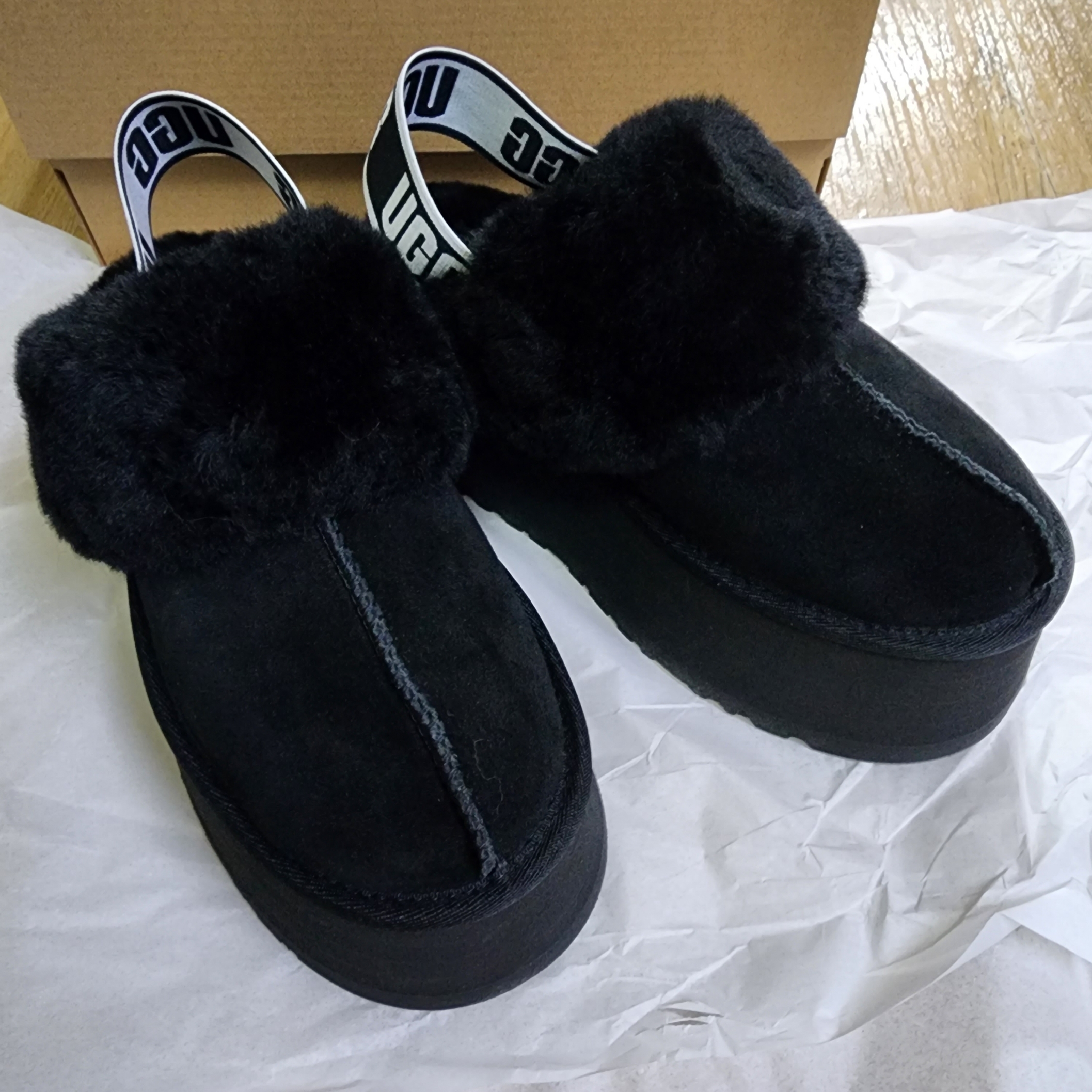 (W) UGG Funkette Slides Black 착용 스타일 - 1