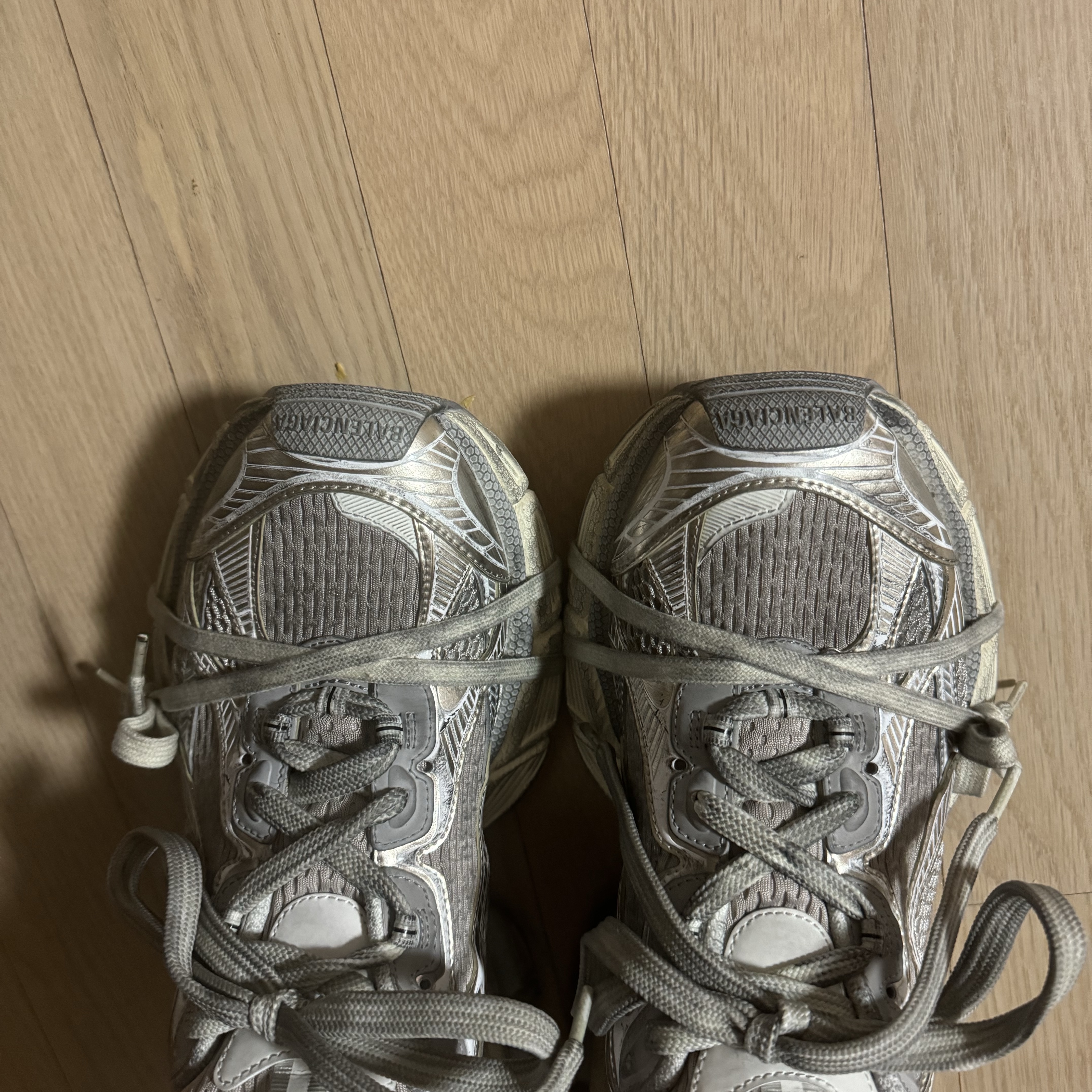 Balenciaga 3XL Sneakers Light Beige 착용 스타일 - 2