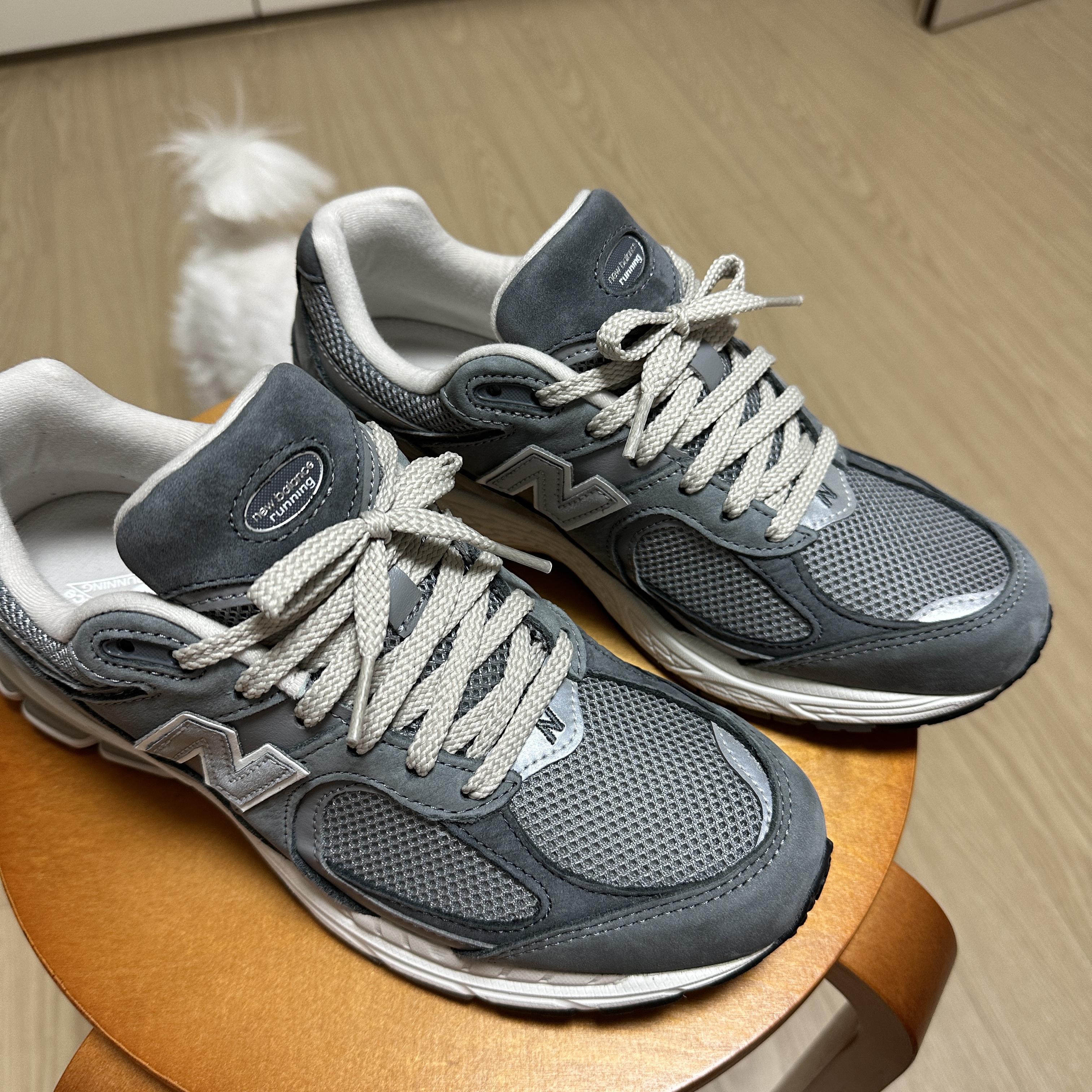 New Balance 2002R Premium Vintage Grey 착용 스타일