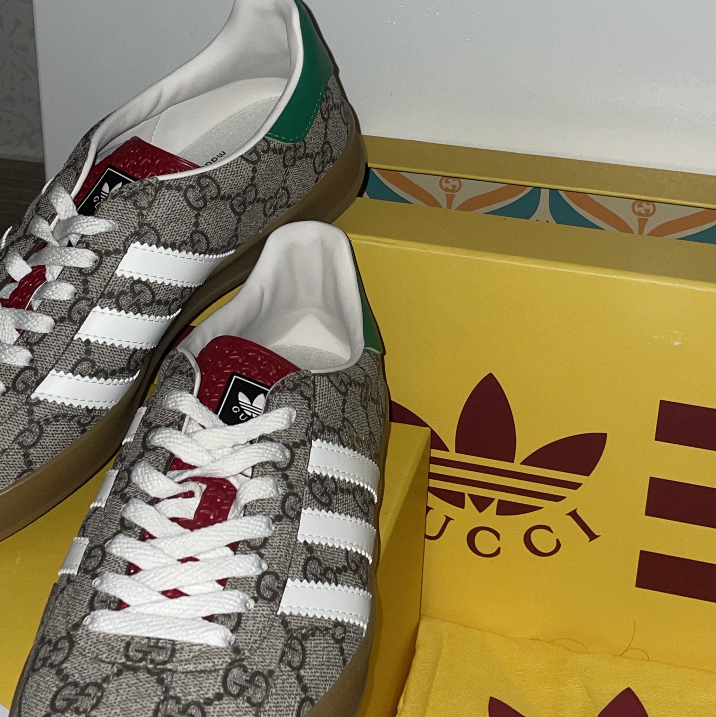 Gucci x Adidas Gazelle Sneakers Beige Ebony GG Supreme Canvas 착용 스타일