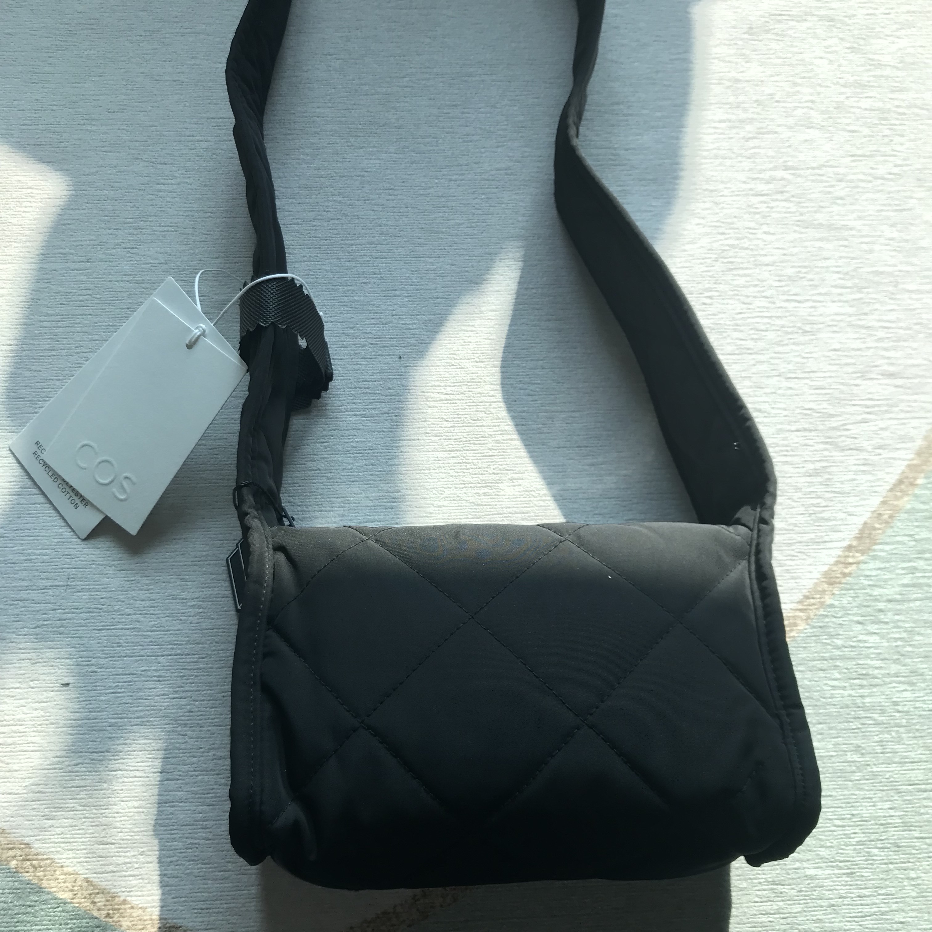 COS Diamond Quilted Mini Crossbody Bag Black 착용 스타일