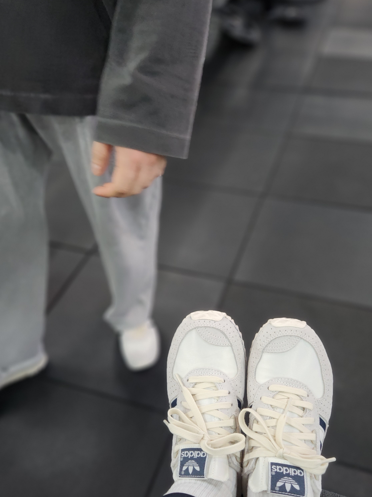 Adidas City Marathon PT Beige Navy 착용 스타일 - 1