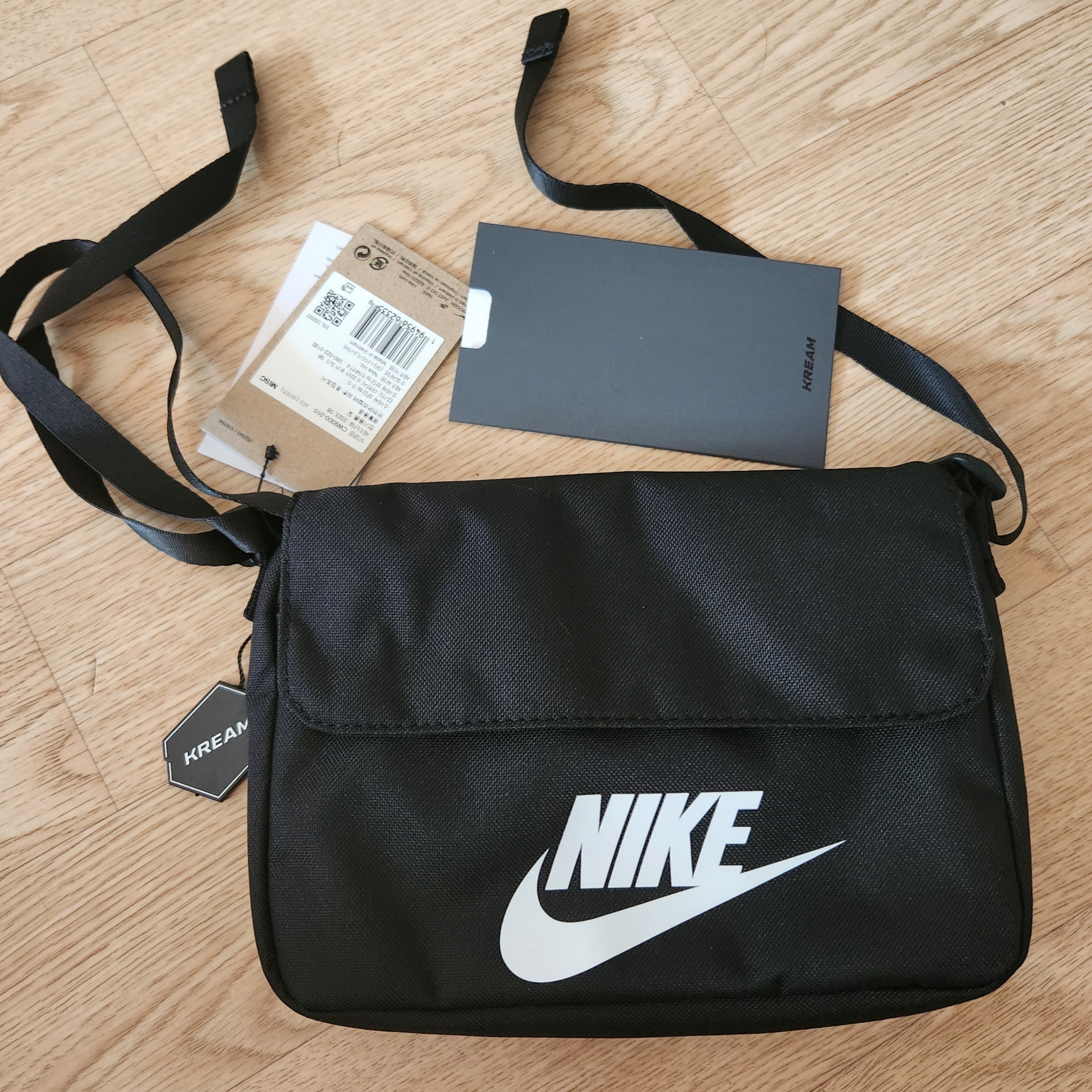 Nike NSW Futura 365 Crossbody Bag 3L Black 착용 스타일
