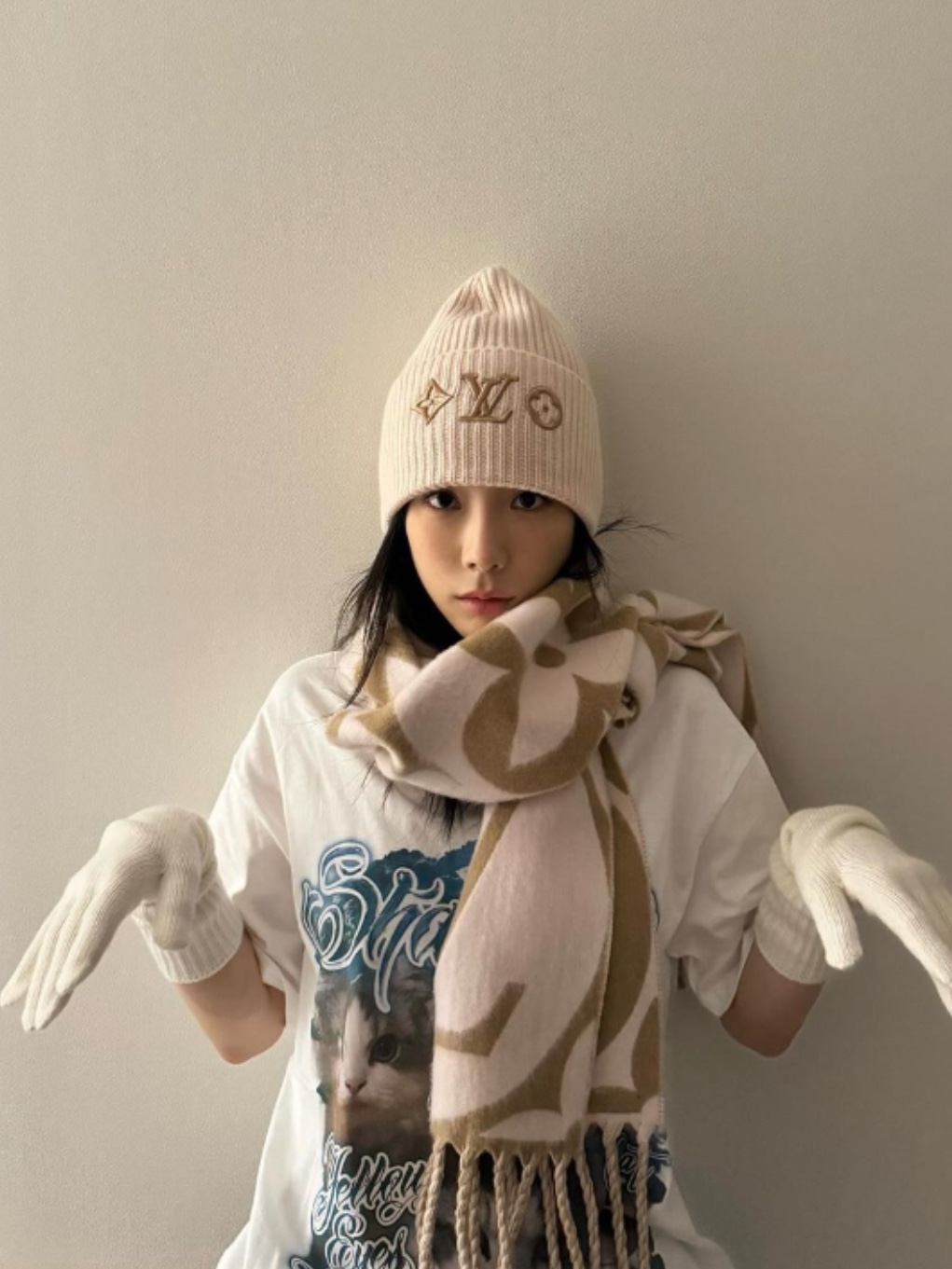 (W) Louis Vuitton LV Medallion Muffler S00 Beige Rose, (W) Louis Vuitton Headline Beanie Beige Rose 착용 스타일 - 4