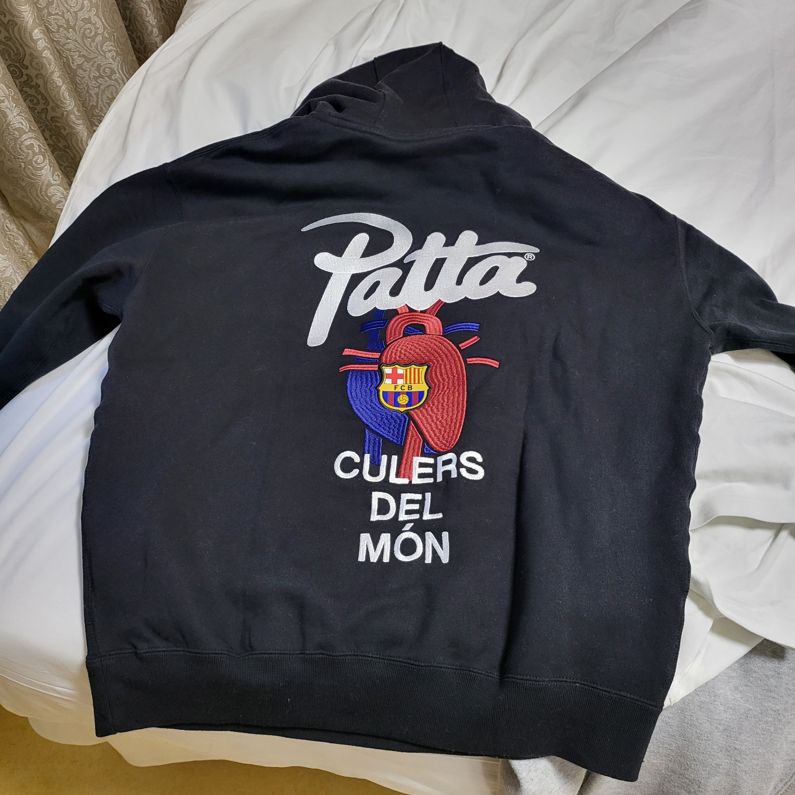 Nike x Patta x FC Barcelona Solo Swoosh Hoodie Culers del Món (FD4147-010) 착용 스타일