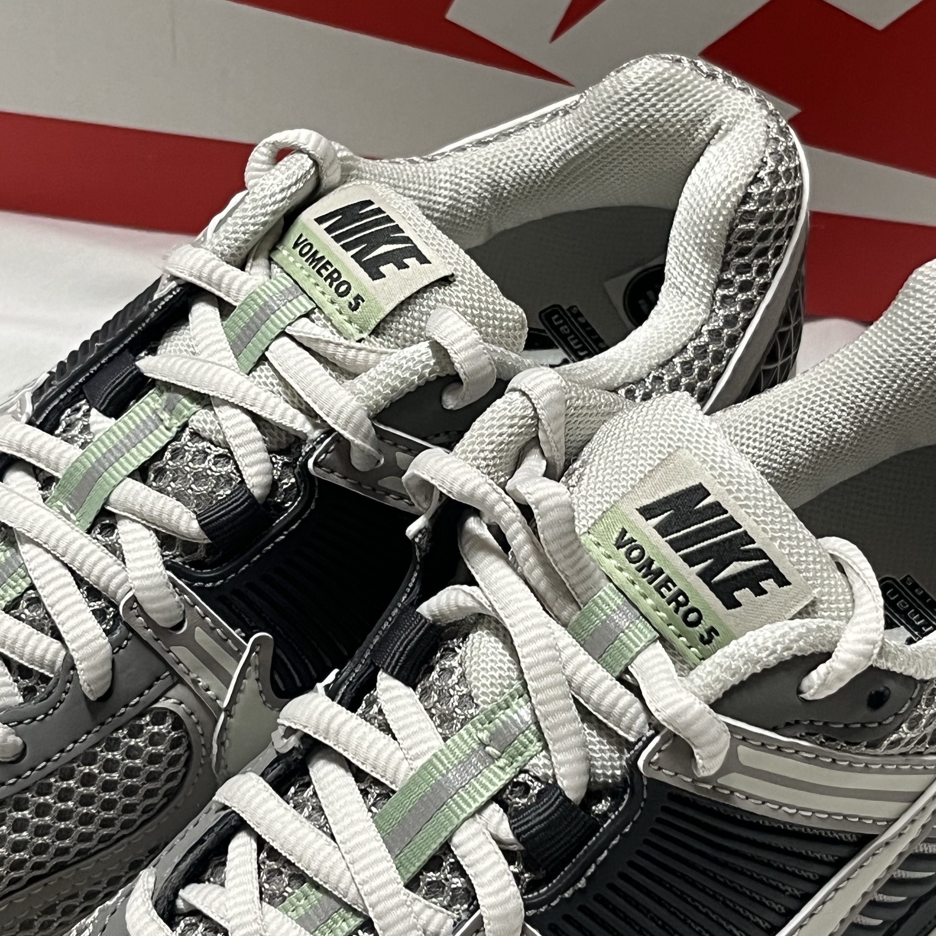 (W) Nike Zoom Vomero 5 Cobblestone and Flat Pewter 착용 스타일 - 3