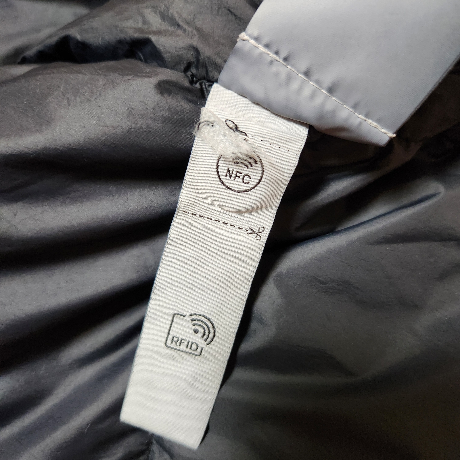 Stone Island 40723 Garment Dyed Crinkle Reps Recycled Nylon Hooded Down Jacket Black - 23FW 착용 스타일