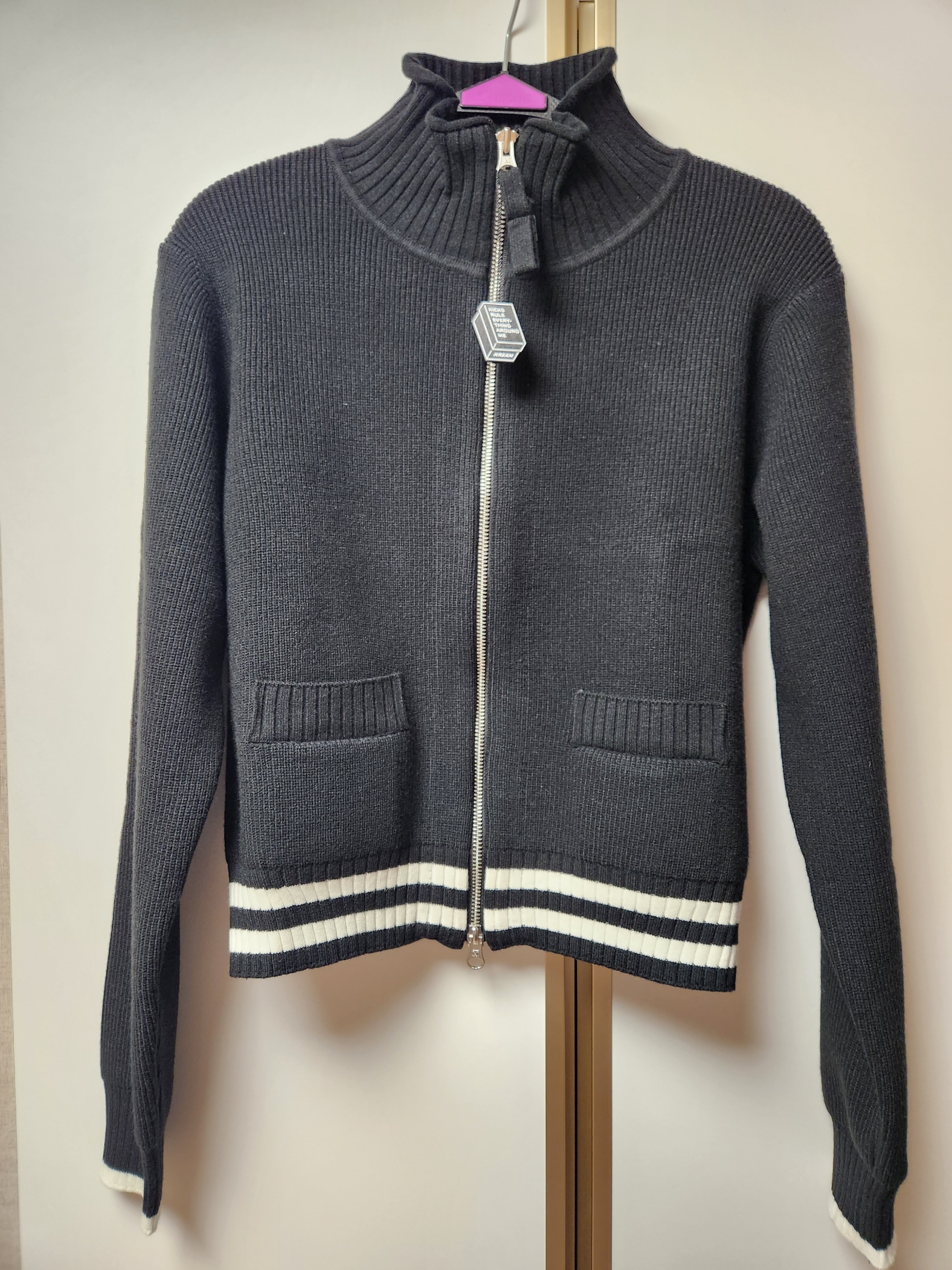 Matin Kim Spell Point Stripe Knit Cardigan Black 착용 스타일 - 1