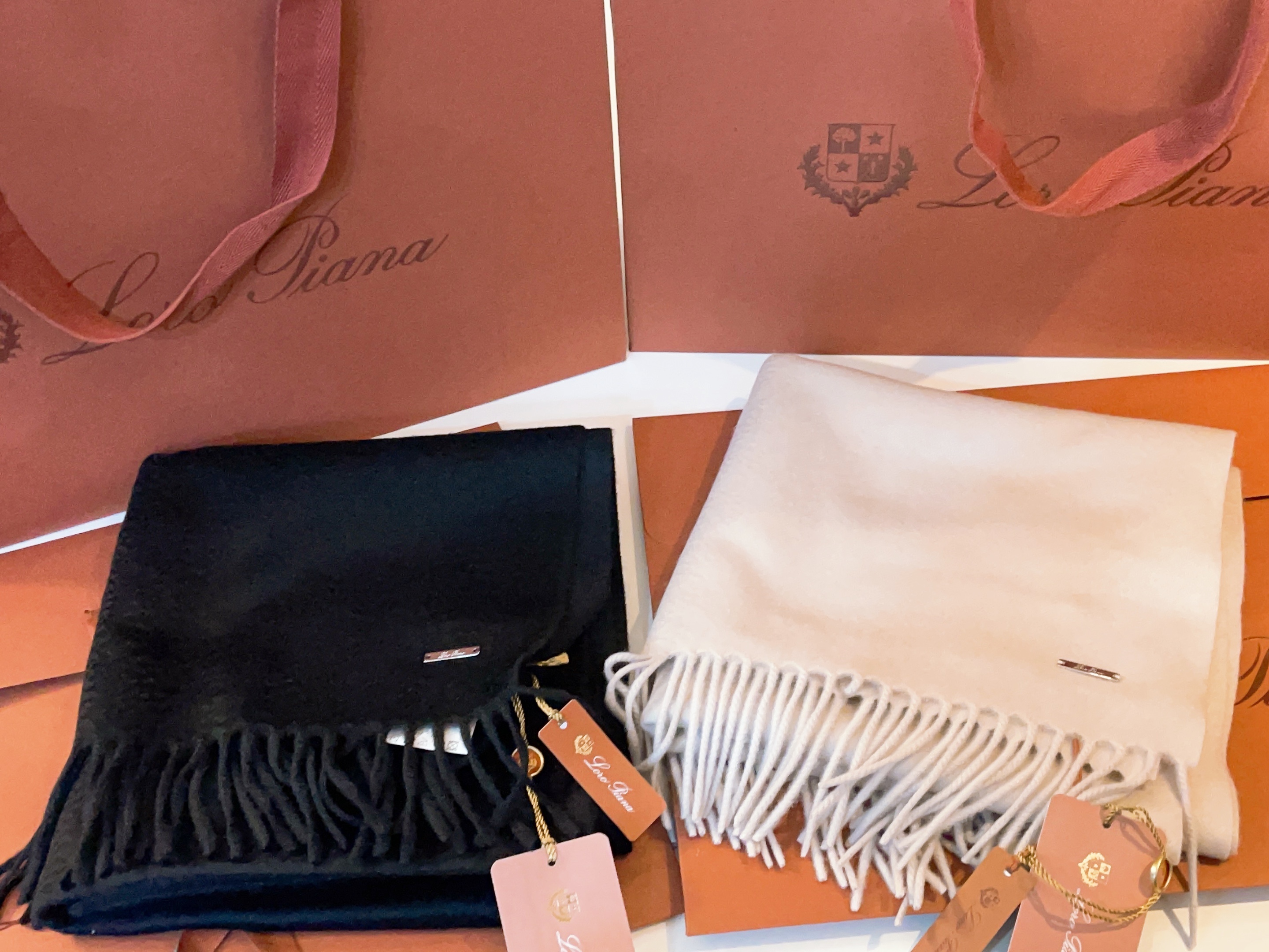 Loro Piana Grande Unita Cashmere Scarf Navy Blue 착용 스타일