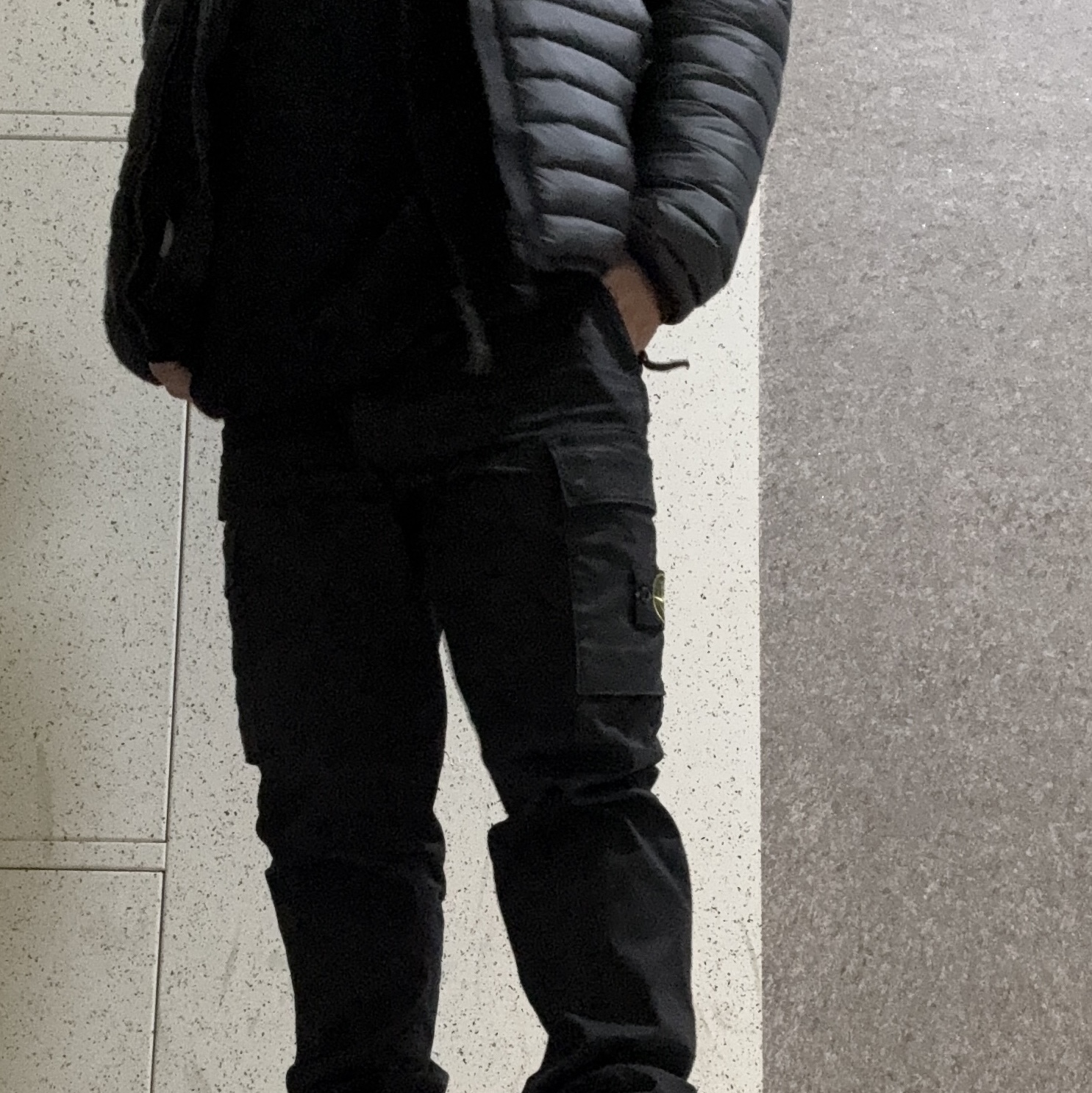 Stone Island 313L1 Stretch Broken Twill Cotton Garment Dyed Old Effect Cargo Pants Black - 23FW, Stone Island 40324 Packable Loom Woven Chambers R-Nylon Down-TC Jacket Black - 23FW 착용 스타일 - 1