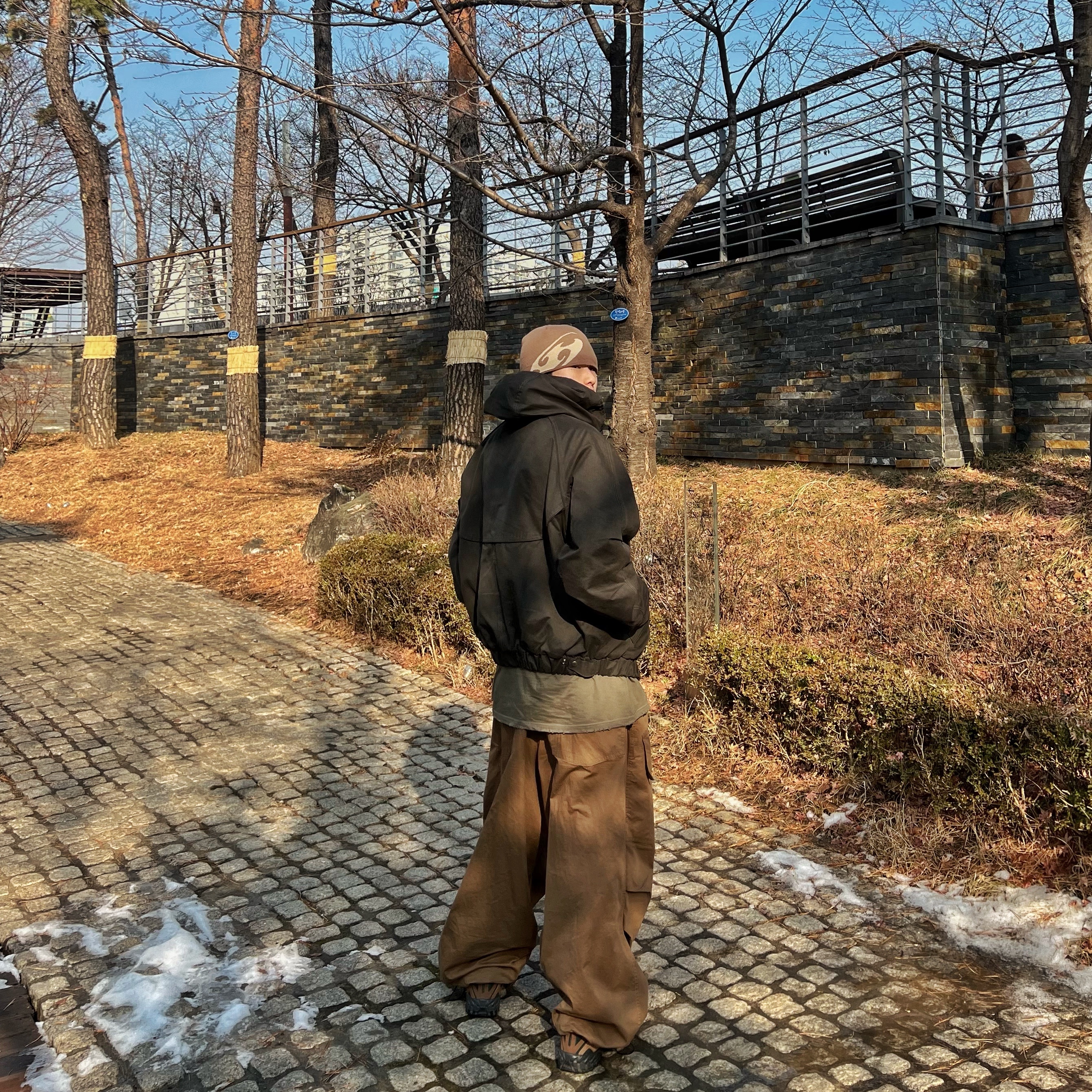 Sansan Gear Logo Beanie Brown - 22FW, New Balance ML610T Brown 착용 스타일 - 1