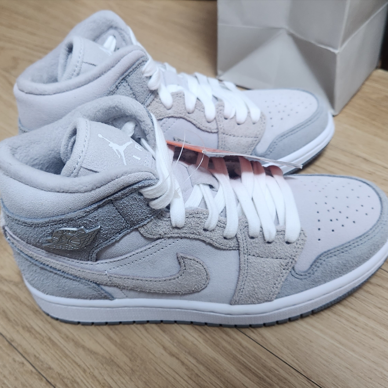 (W) Jordan 1 Mid SE Particle Grey 착용 스타일 - 4