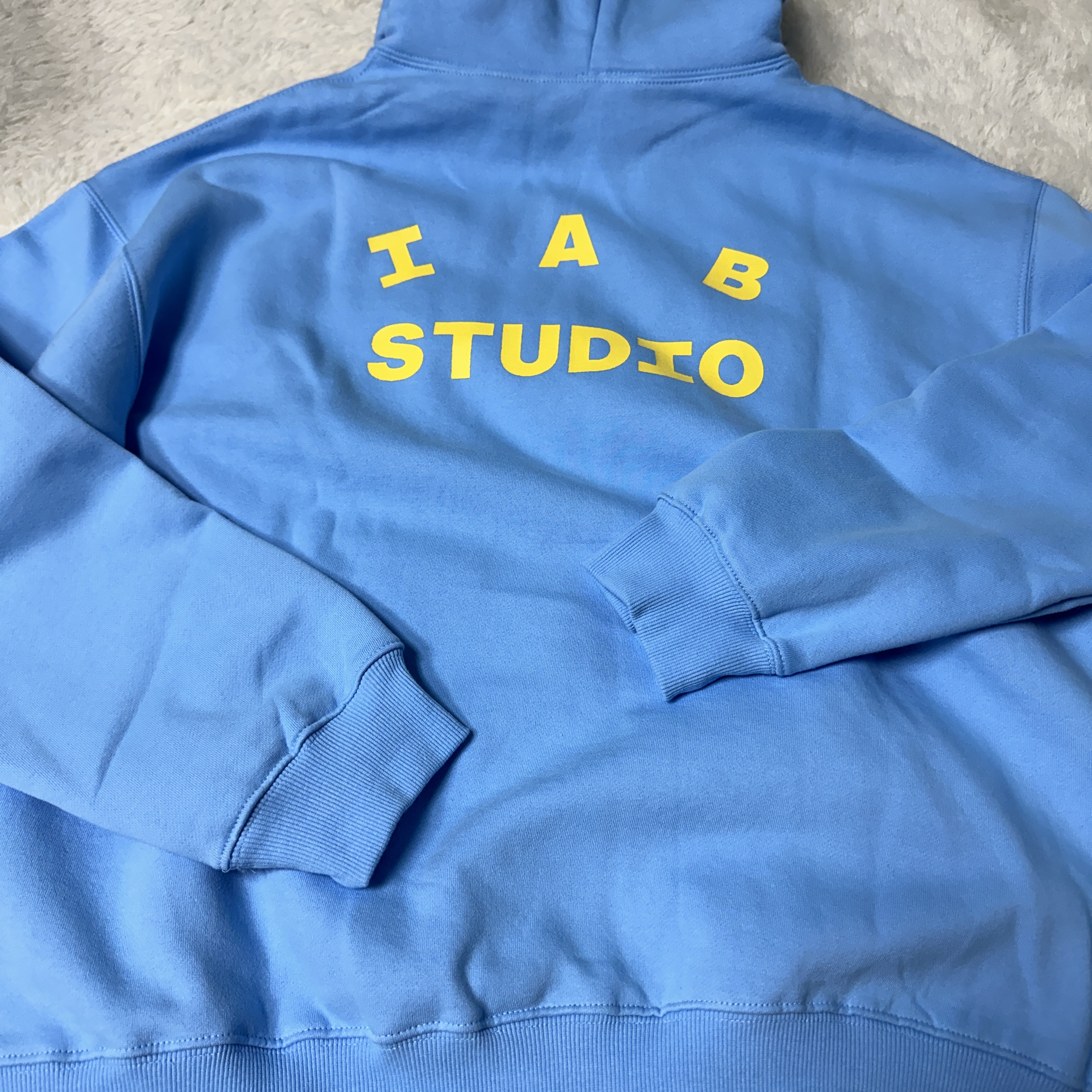 IAB Studio Hoodie Sky Blue Lemon 착용 스타일 - 3