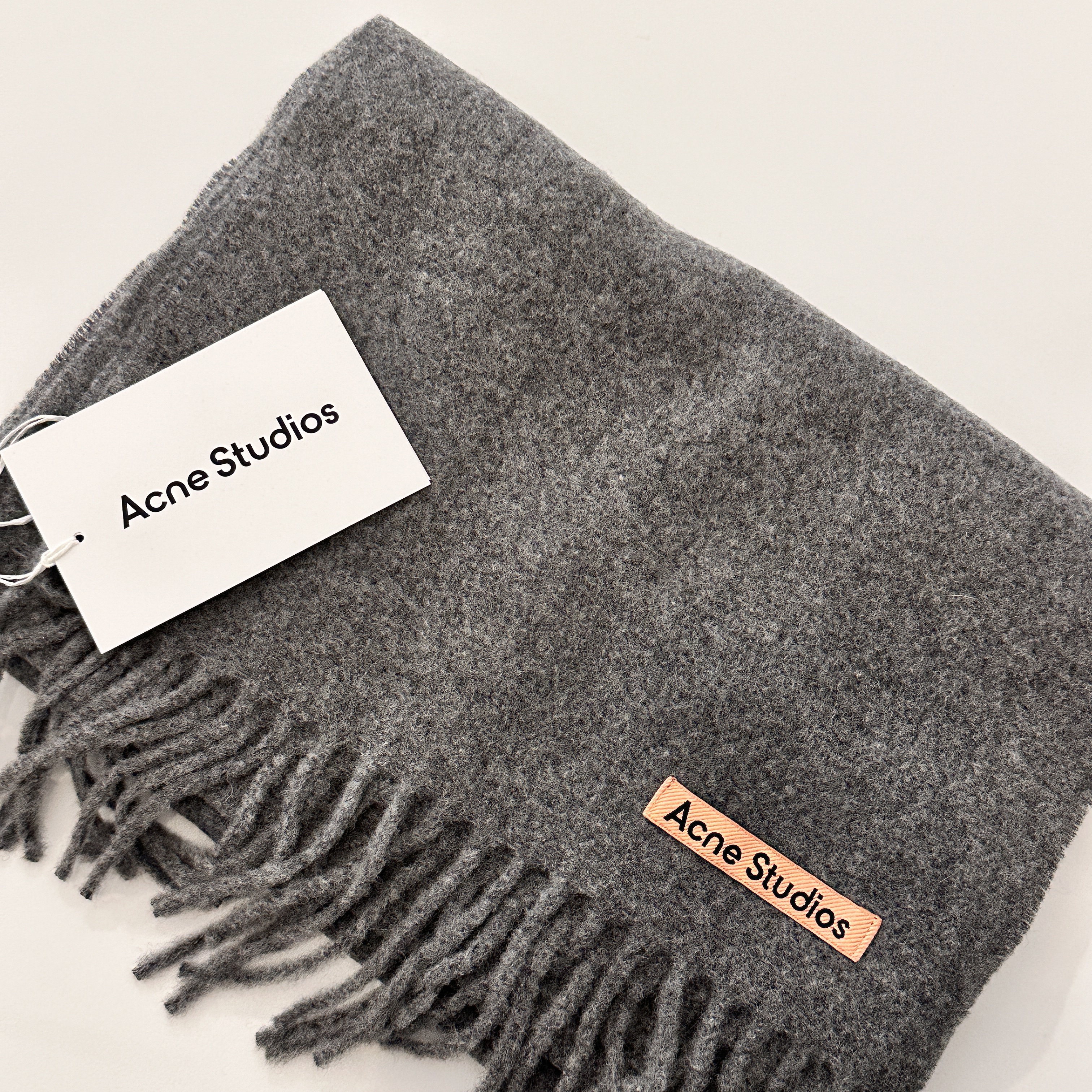 Acne Studios Wool Fringe Muffler Grey Melange 착용 스타일 - 2