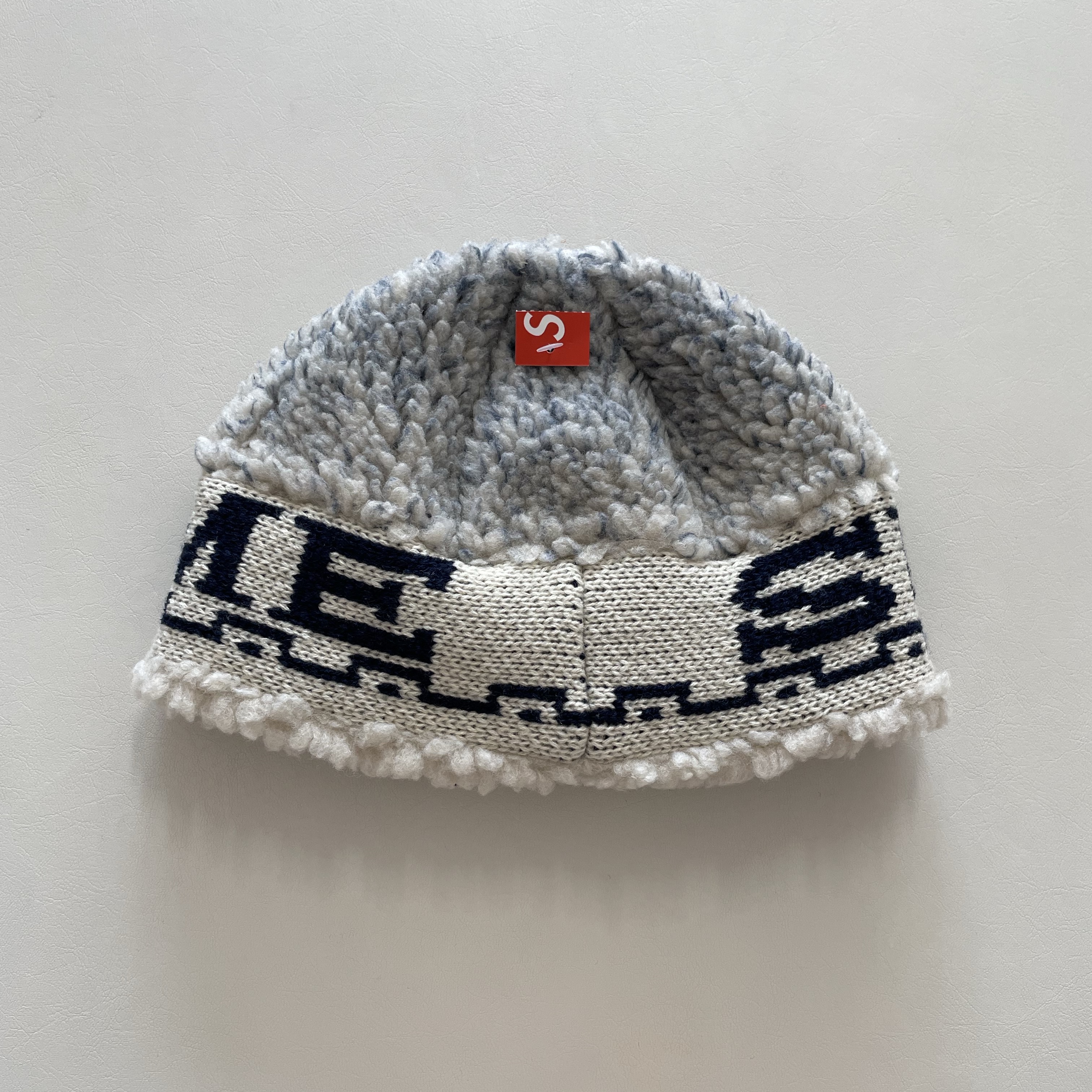Supreme Sherpa Logo Beanie Natural - 23FW 착용 스타일 - 2