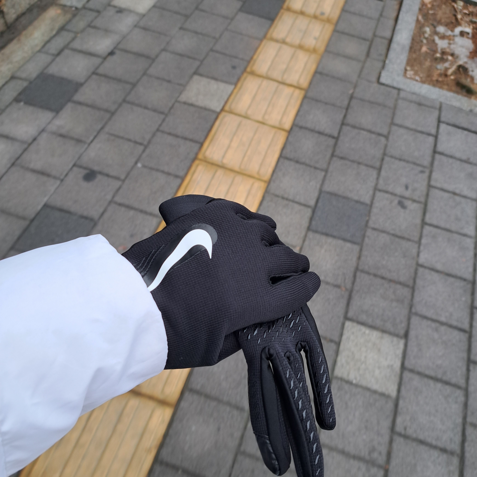 Nike Therma-Fit Academy Football Gloves Black 착용 스타일 - 2