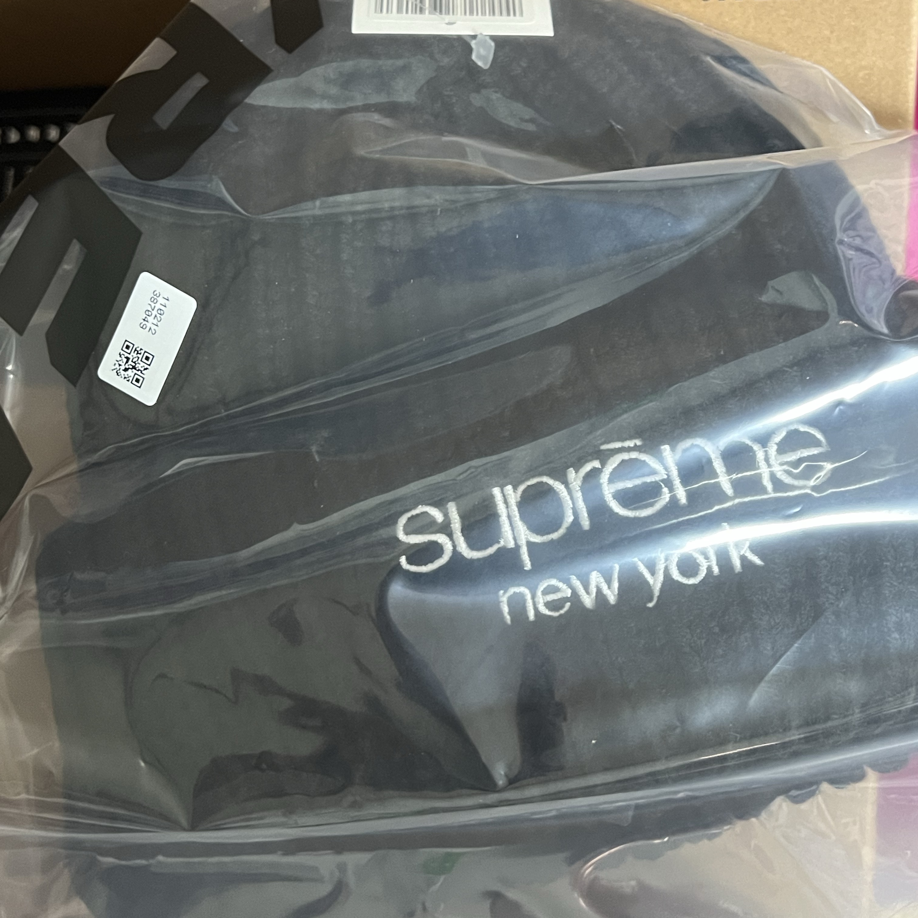 Supreme Classic Logo Chunky Ribbed Beanie Black - 23FW 착용 스타일 - 2
