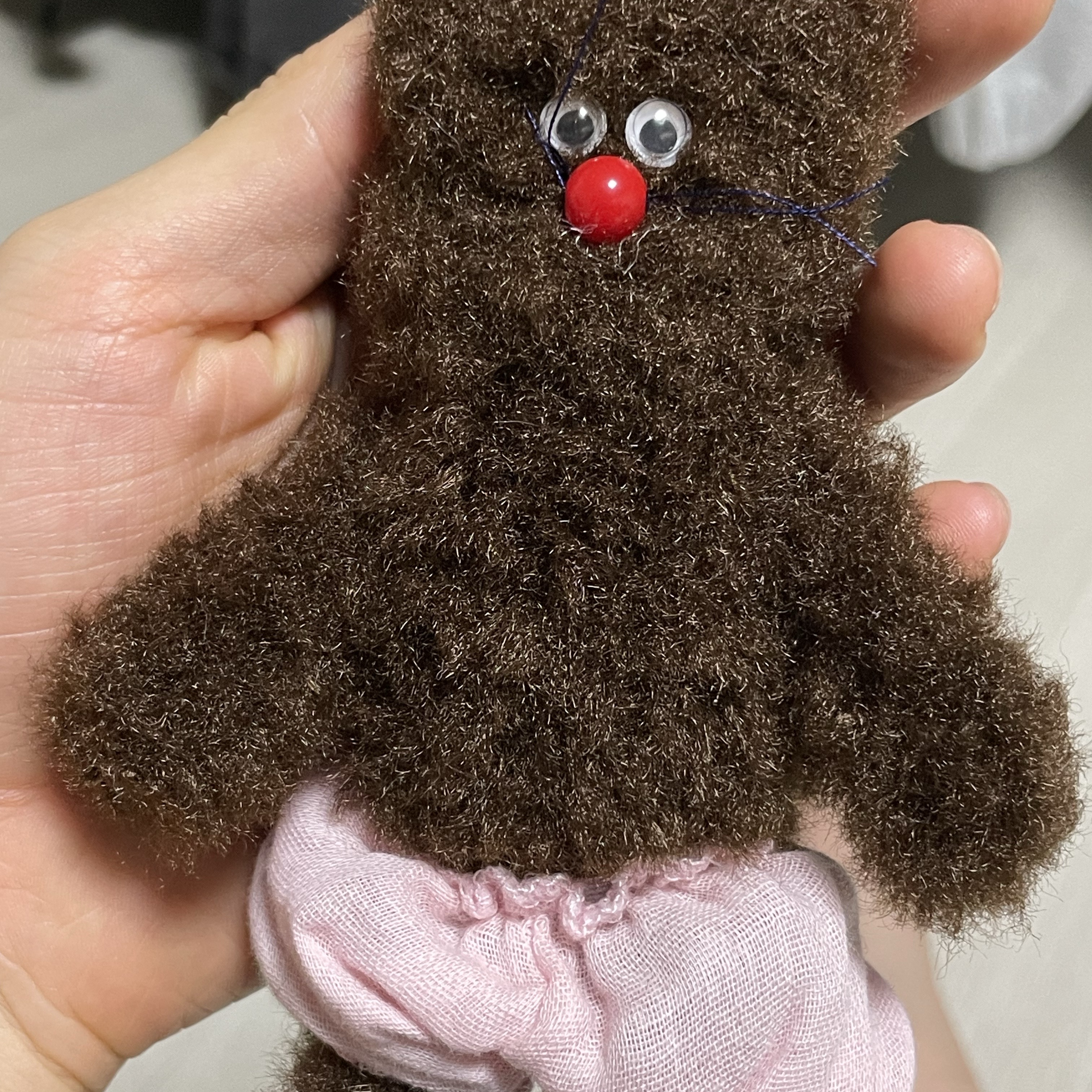 Monamhee Bred Keyring with Pink Pants Brown 착용 스타일
