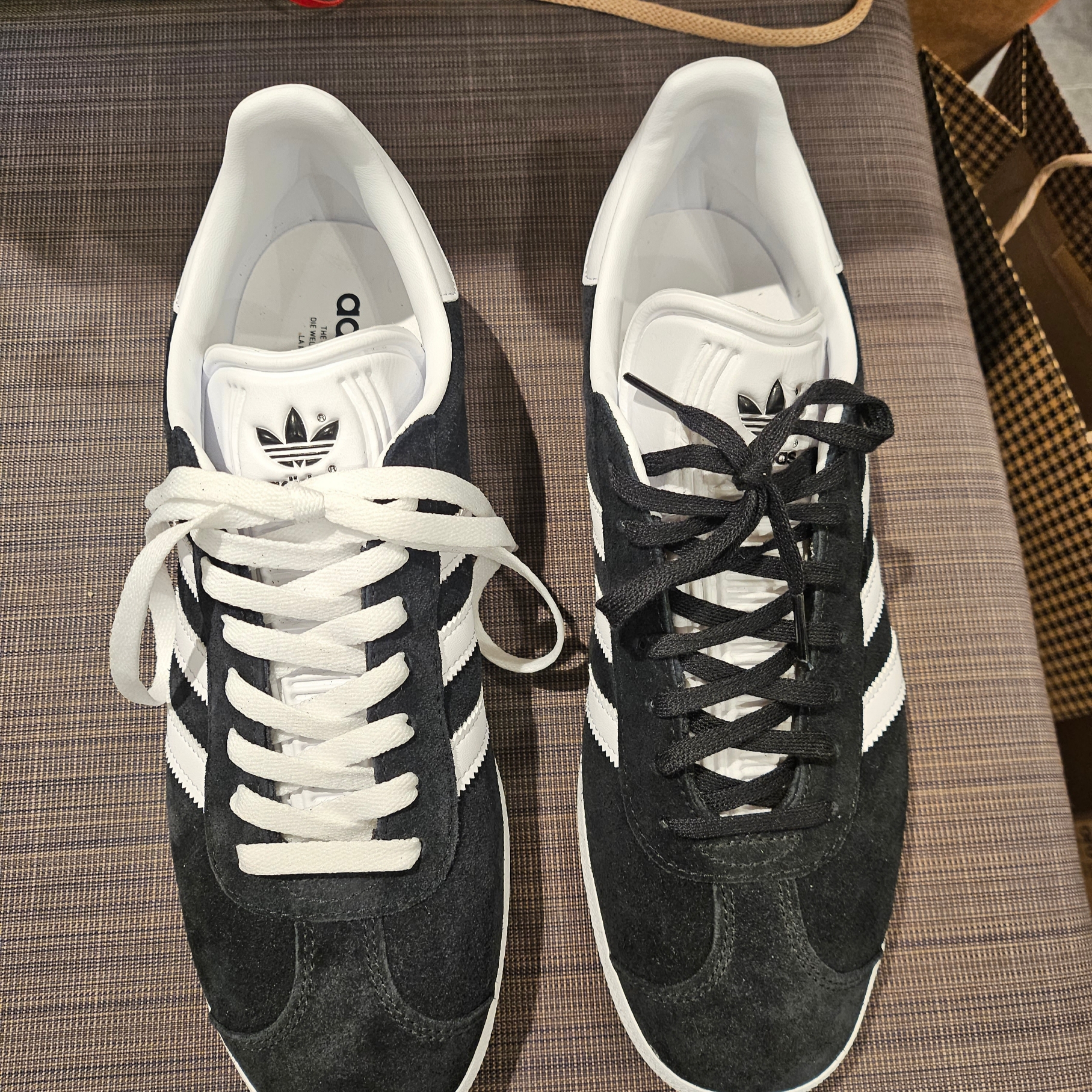 Adidas Gazelle Core Black White 착용 스타일 - 1