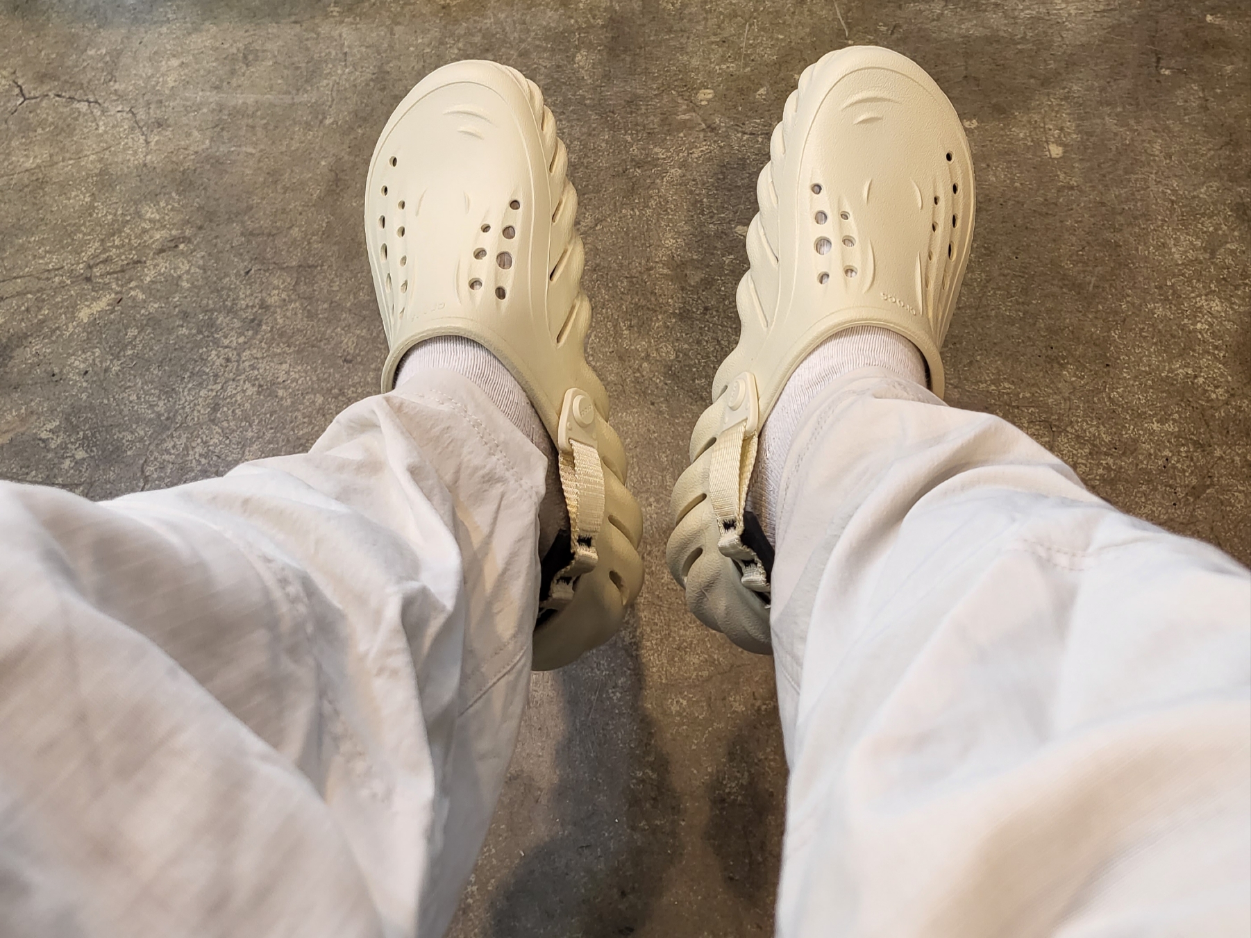 Crocs Echo Clog Bone Black 착용 스타일 - 2