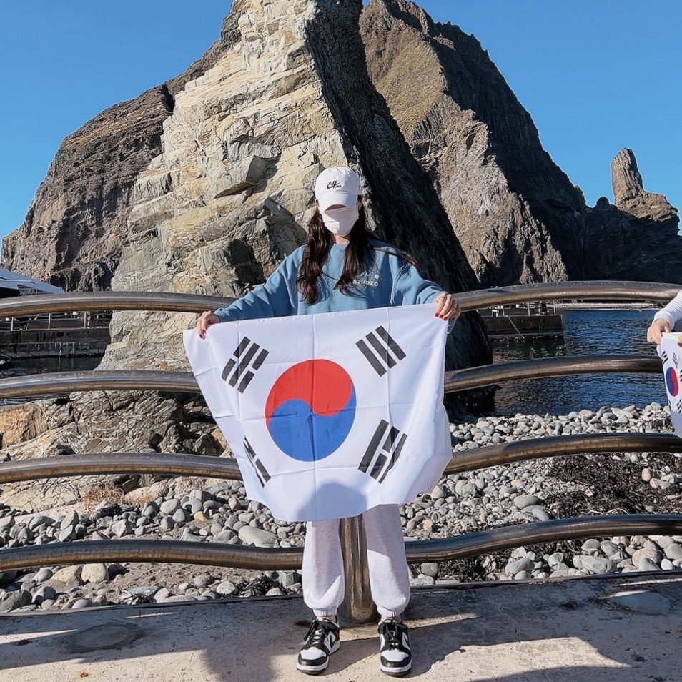 IAB Studio Crewneck Sky Blue, (W) Jordan 1 Low Black and White 착용 스타일
