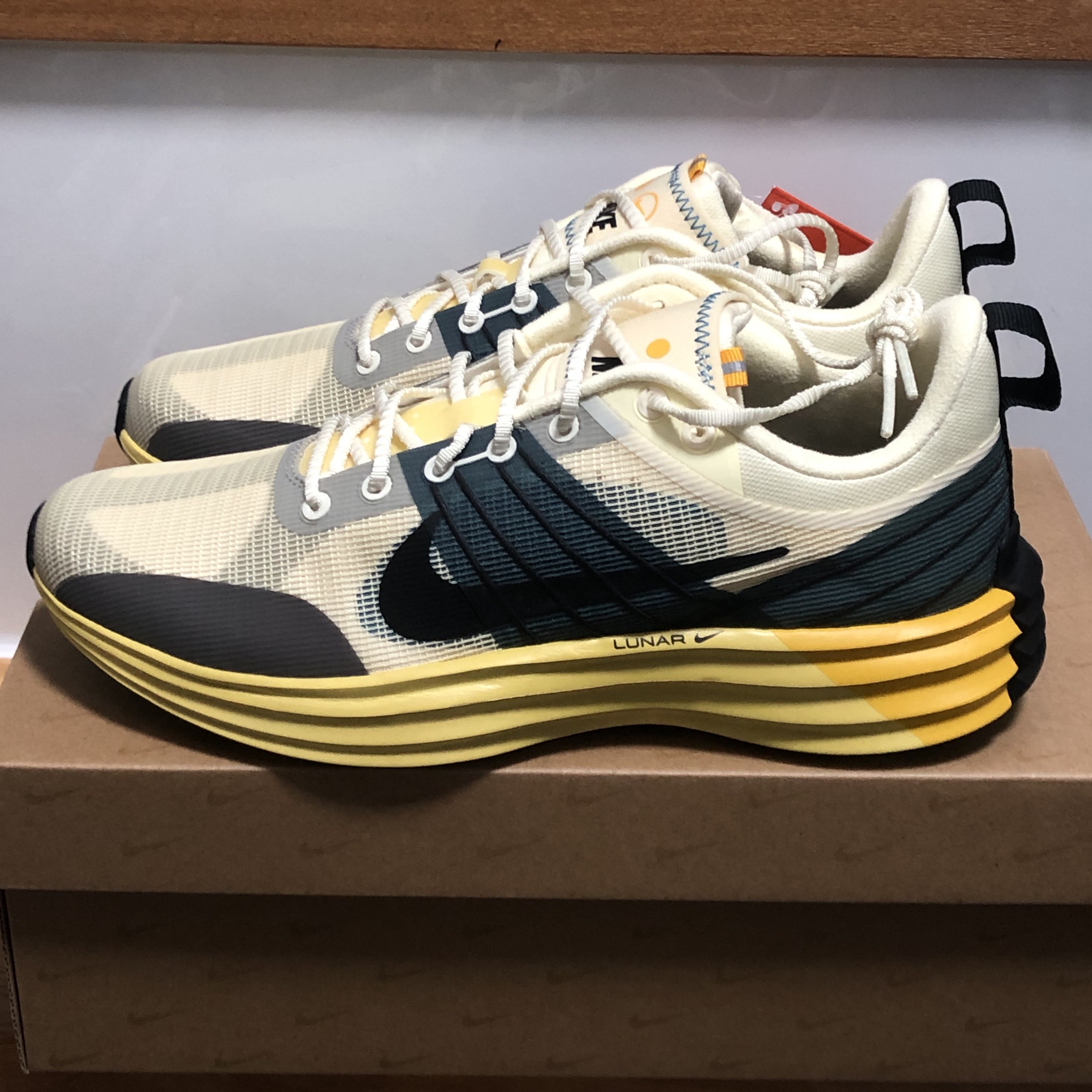 Nike Lunar Roam Alabaster and Green Abyss 착용 스타일
