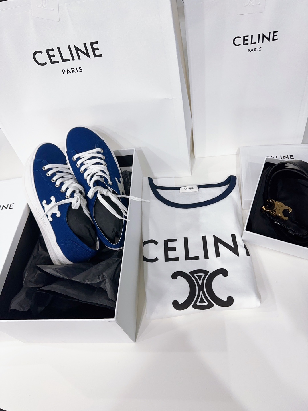 (W) Celine Paris T-Shirt in Cotton Jersey Off White Navy Black, (W) Celine Jane Low Lace Up Sneakers in Canvas and Calfskin Navy 착용 스타일