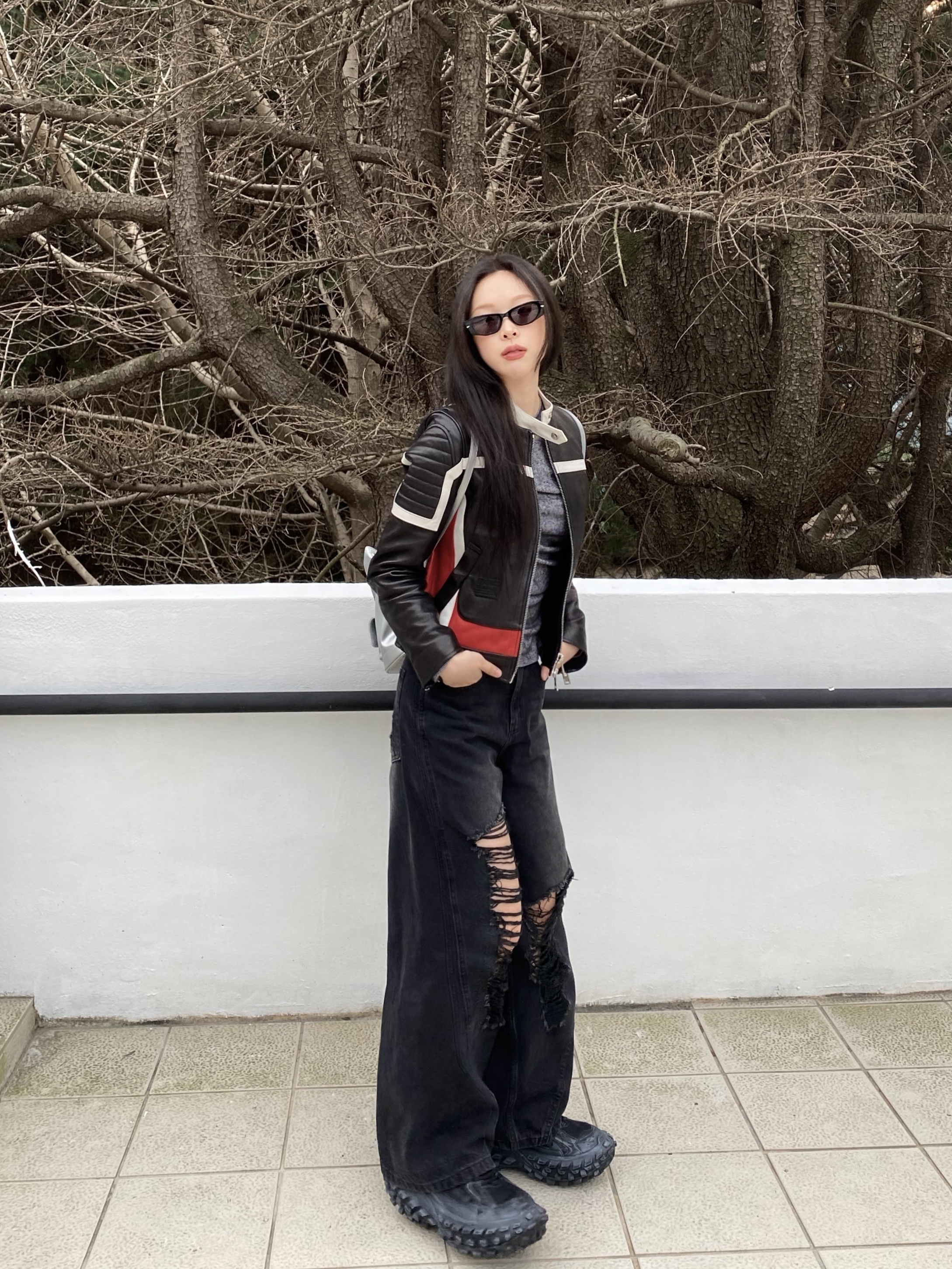 Balenciaga Defender Sneakers Black, Millo Women Curved Damage Wide Jeans Stone Black 착용 스타일 - 2