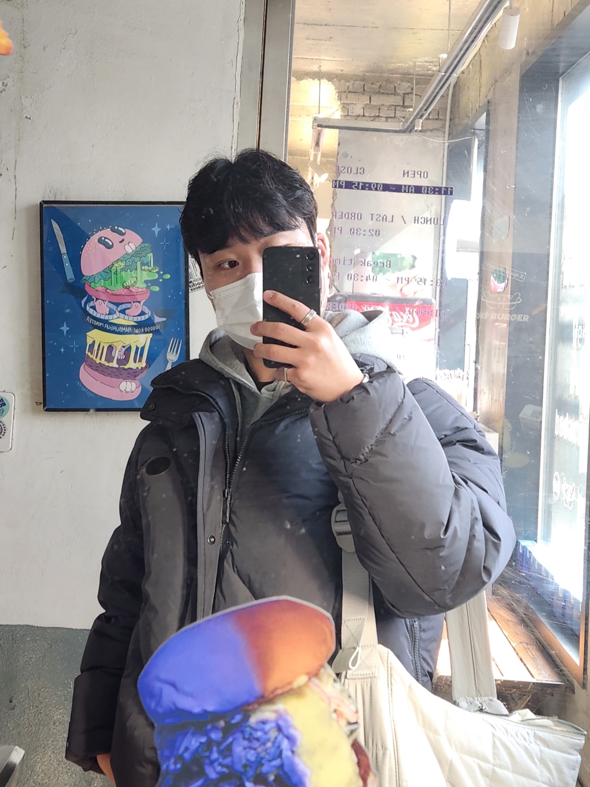 COS Quilted Messenger Bag Ripstop Stone, Zara x Ader Error Oversize Puffer Jacket Grey 착용 스타일 - 2