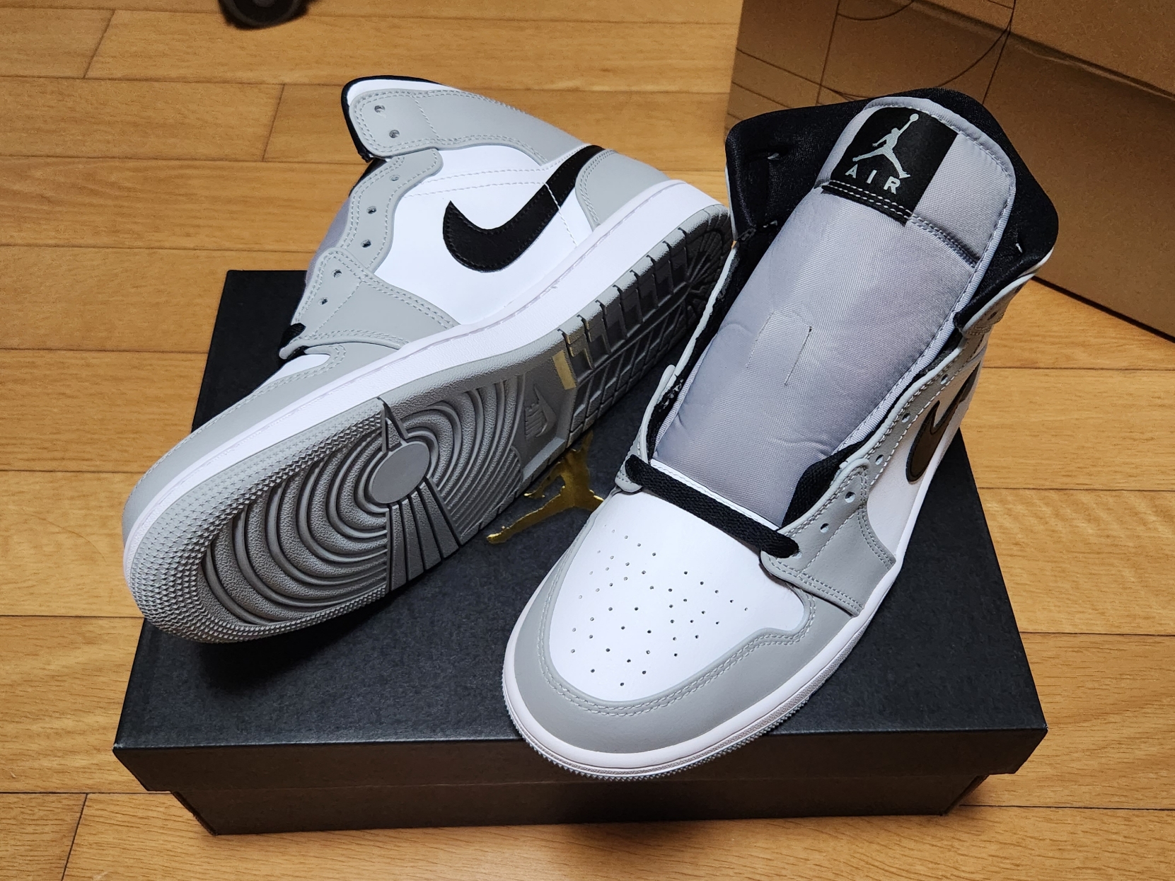 Jordan 1 Mid Light Smoke Grey 착용 스타일
