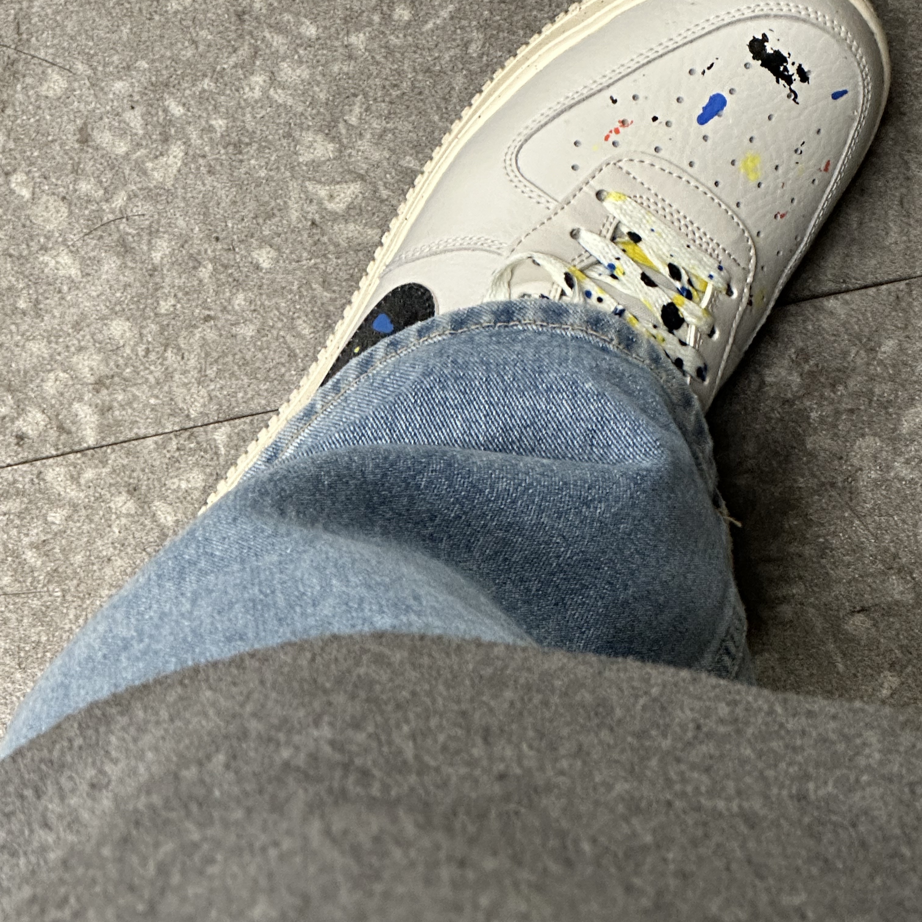 Nike Air Force 1 '07 LV8 Paint Splatter Light Bone 착용 스타일 - 1
