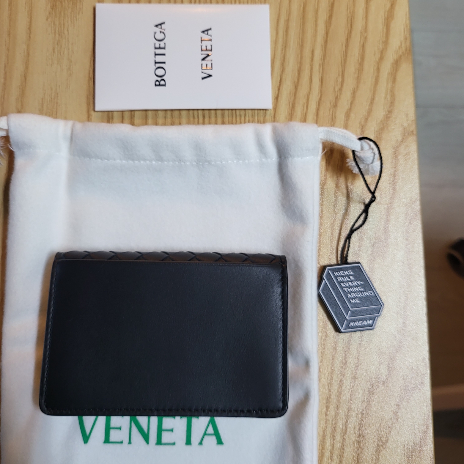 Bottega Veneta Flap Card Case Black 착용 스타일 - 2