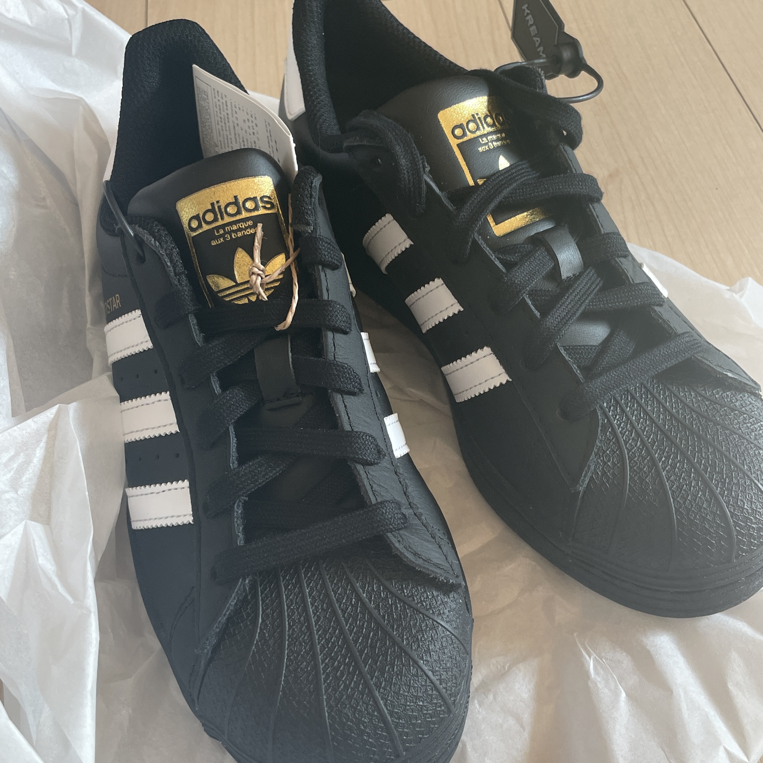 (J) Adidas Superstar Black White 착용 스타일