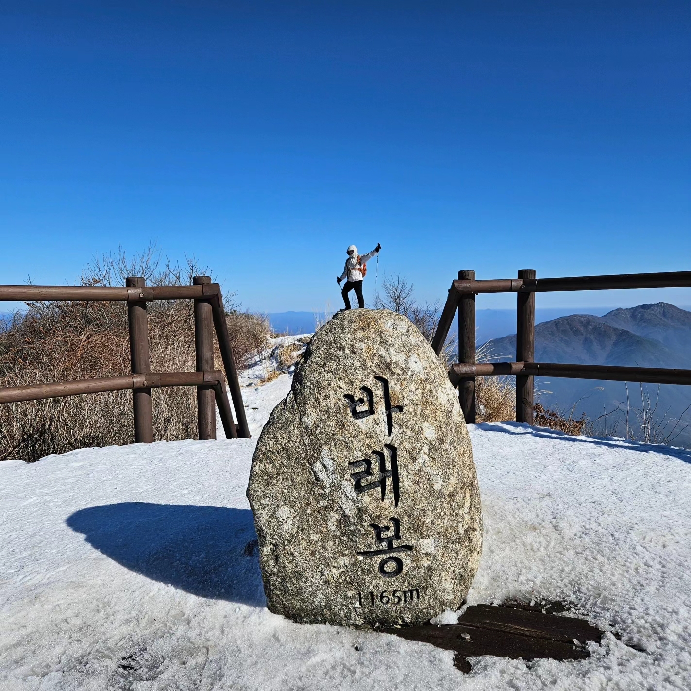 Nike ACG Dri-Fit ADV Goat Rocks Long Sleeve T-Shirt Faded Spruce - Asia, Nike ACG Storm-Fit ADV Chain of Craters Jacket Light Stone - US/EU 착용 스타일 - 2