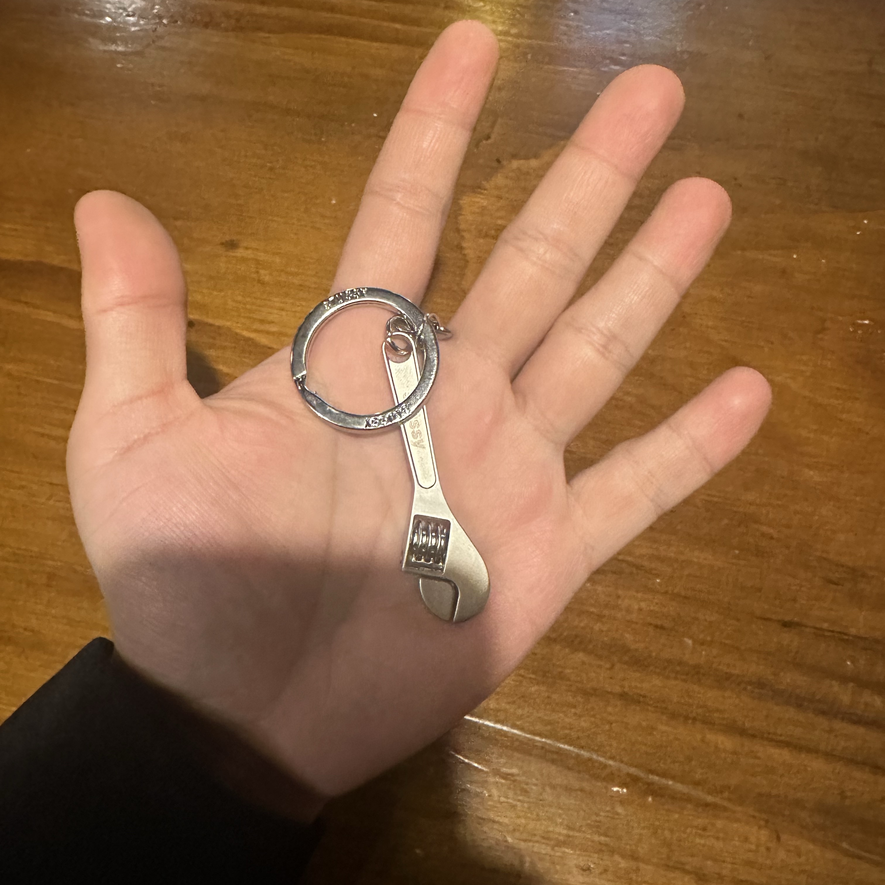Stussy Mini Wrench Keychain Silver 착용 스타일