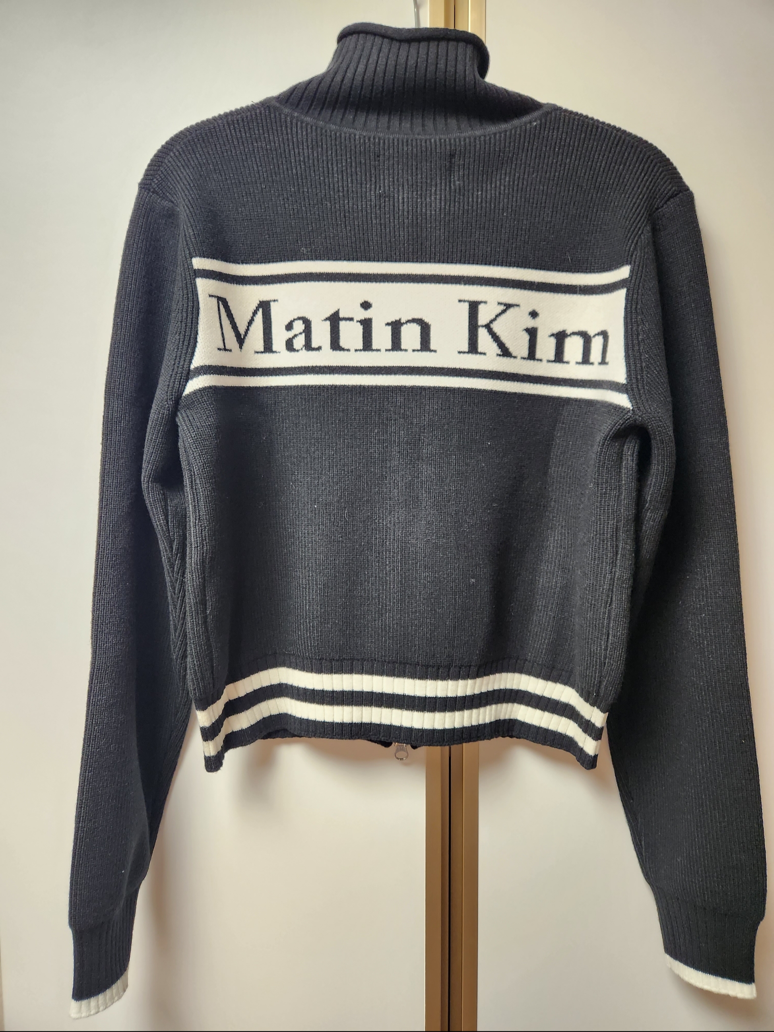 Matin Kim Spell Point Stripe Knit Cardigan Black 착용 스타일 - 2