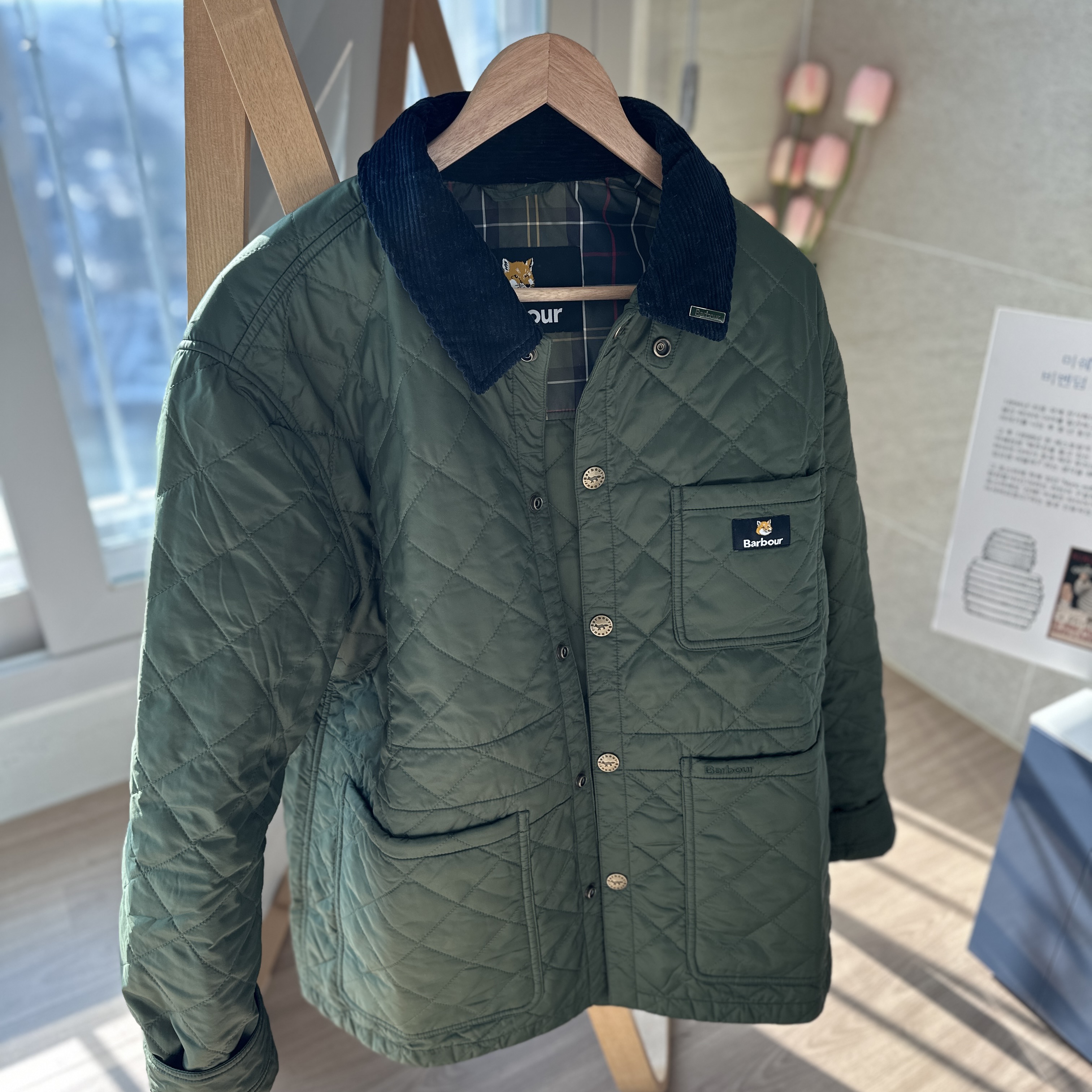 Barbour x Maison Kitsune Kenning Quilted Jacket Classic Green 착용 스타일 - 3