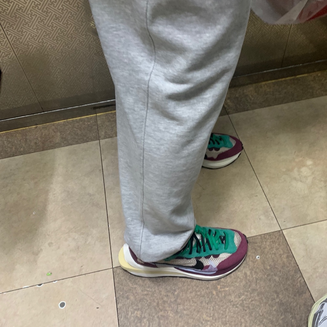 Nike x Sacai VaporWaffle String & Black Villain Red 착용 스타일