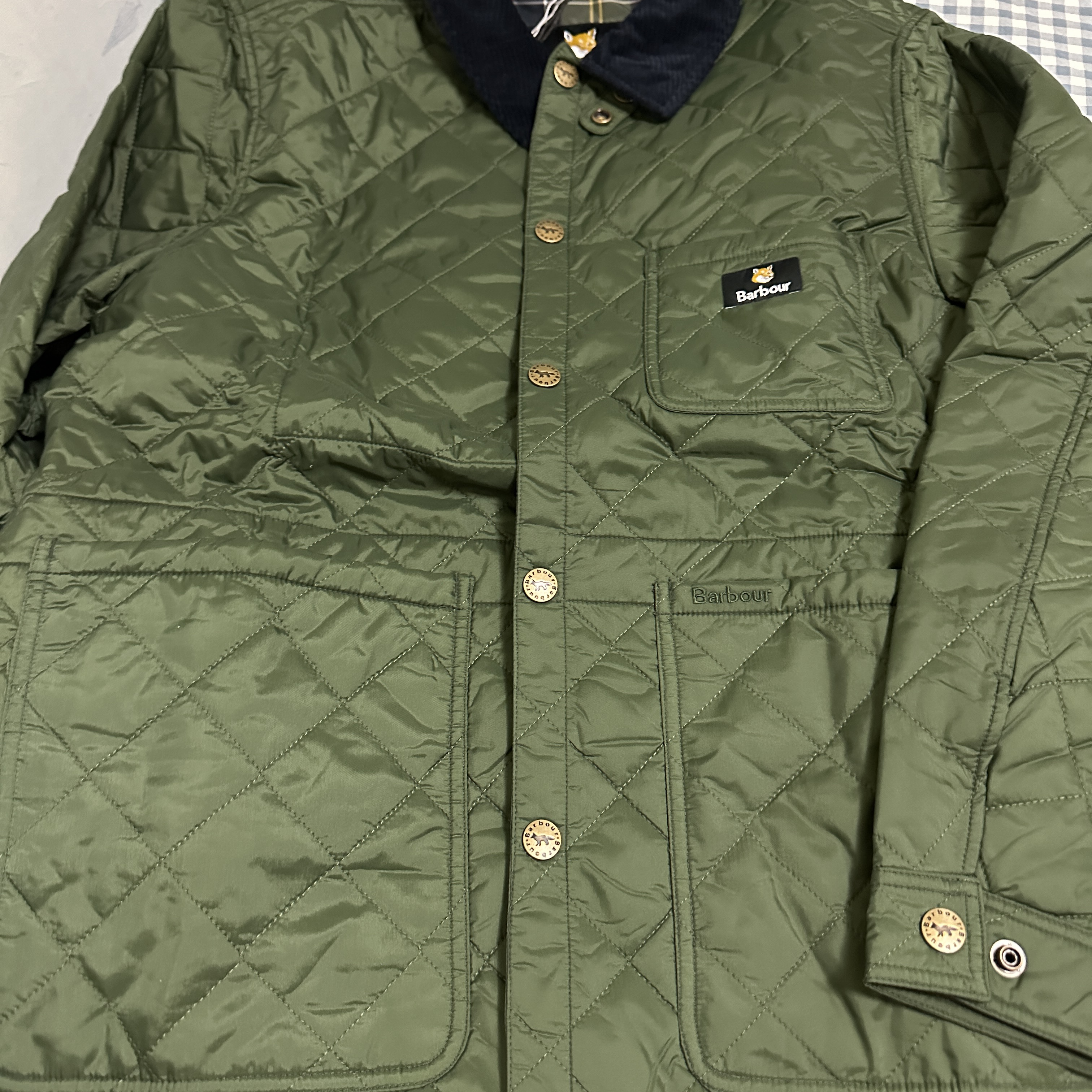 Barbour x Maison Kitsune Kenning Quilted Jacket Classic Green 착용 스타일 - 5
