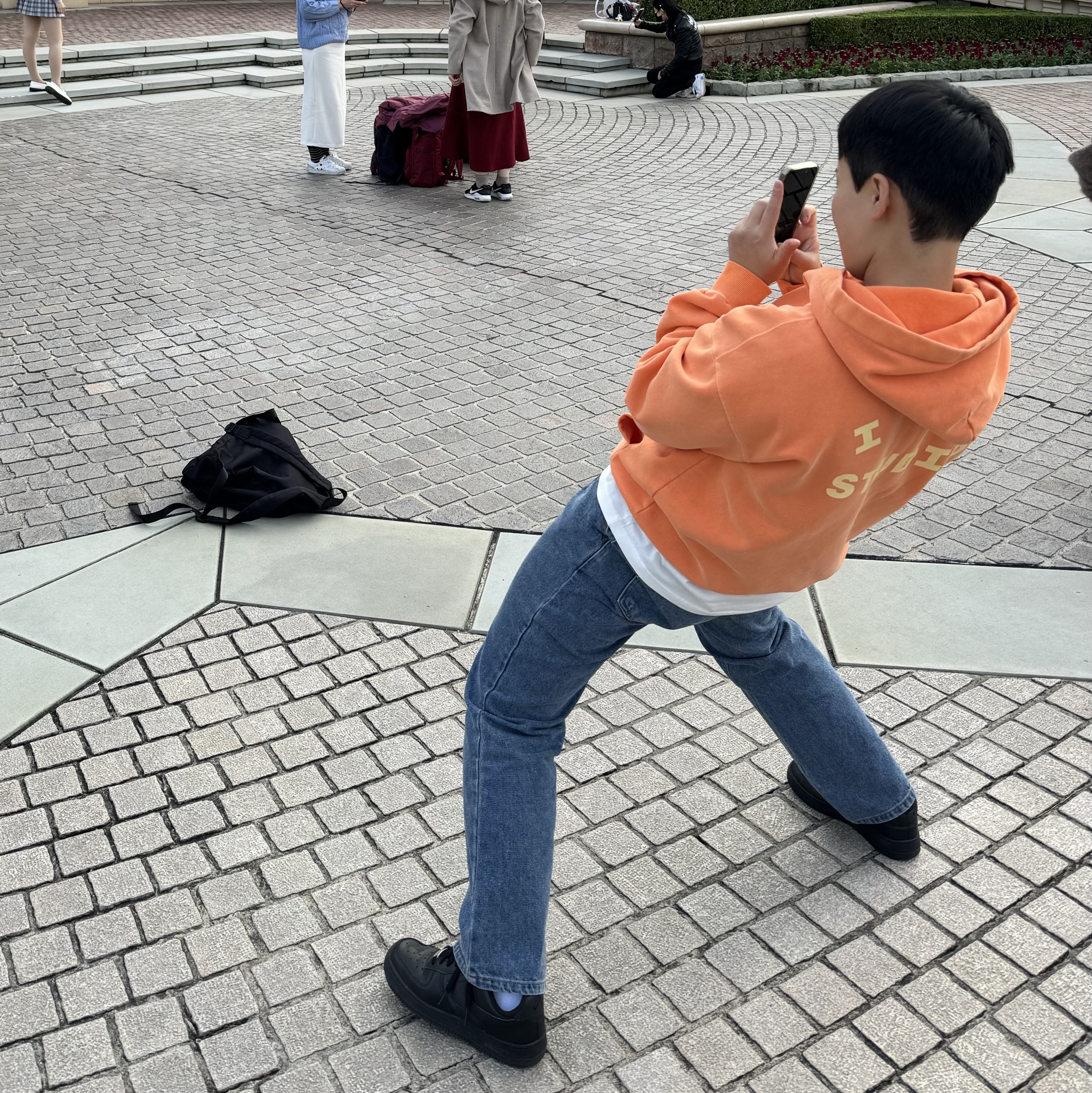 IAB Studio Pigment Hoodie Salmon 착용 스타일