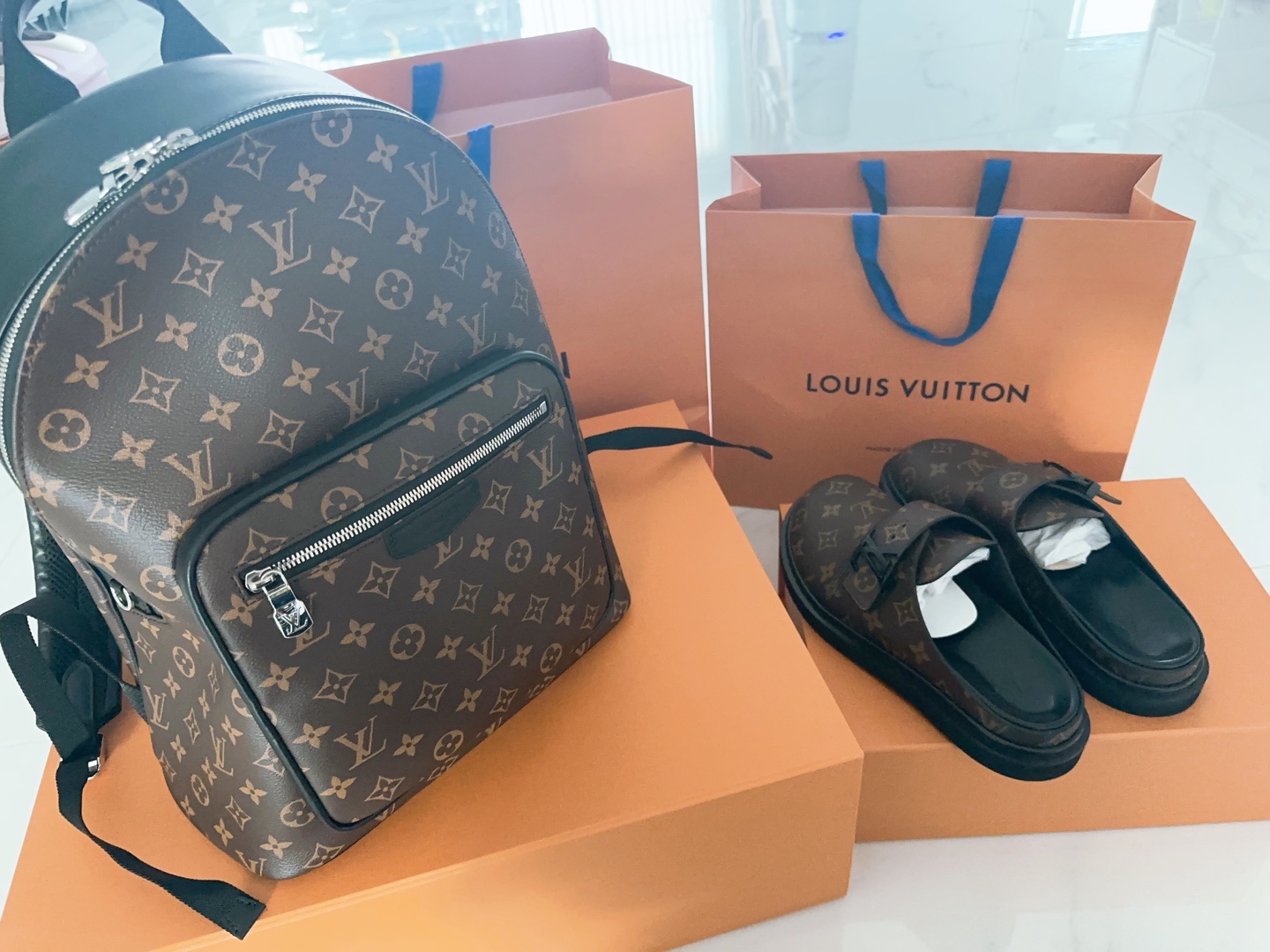 Louis Vuitton Josh Backpack Monogram Macassar, Louis Vuitton LV Easy Mule Monogram Ebene 착용 스타일
