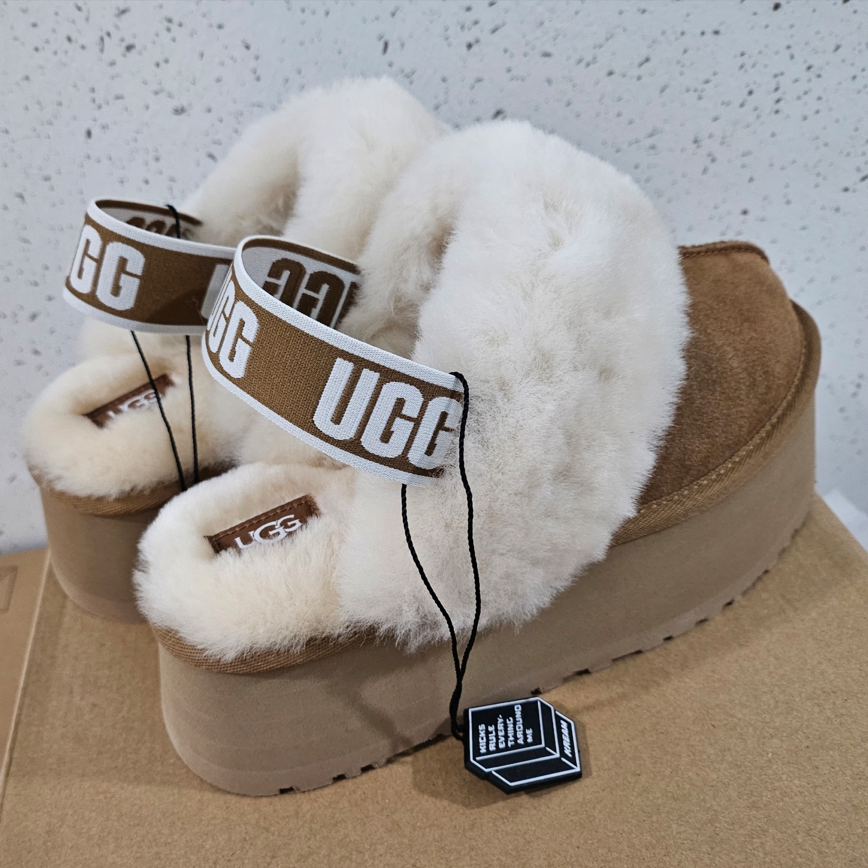 (W) UGG Funkette Slides Chestnut 착용 스타일 - 1