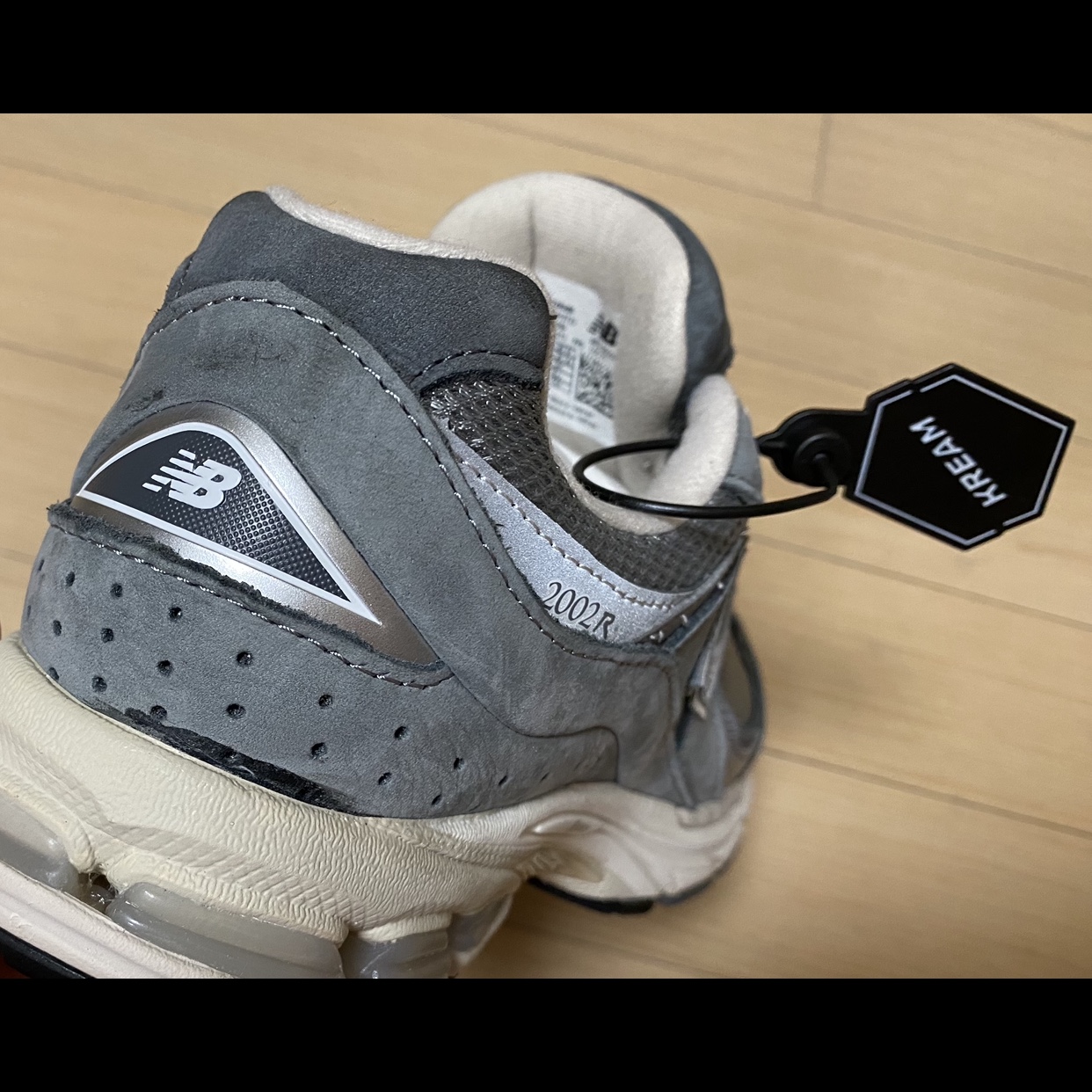 New Balance 2002R Premium Vintage Grey 착용 스타일 - 1