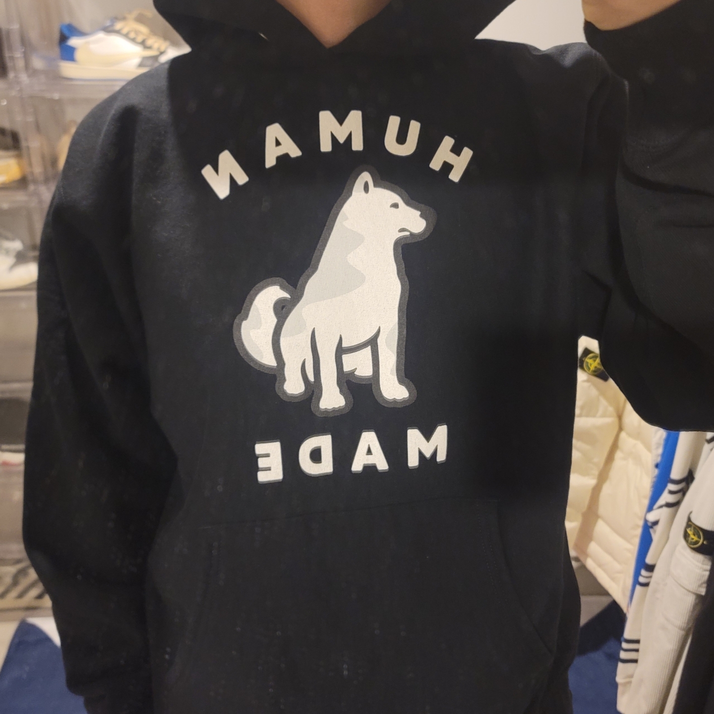 Human Made Worksout 20th Anniversary Jindo Dog Heavt Weight Hoodie Black 착용 스타일 - 2