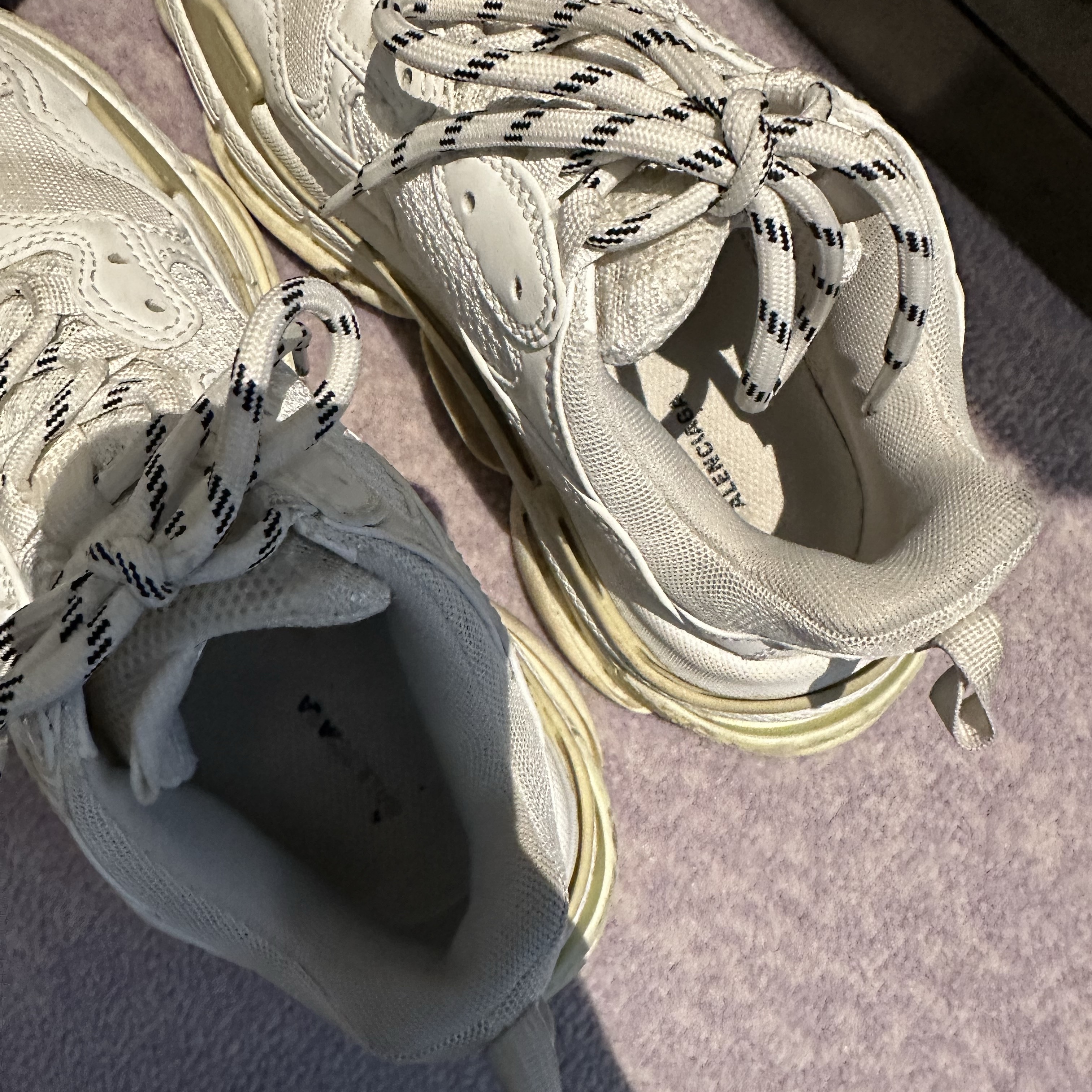 (W) Balenciaga Triple S Sneakers Double Foam and Mesh White 착용 스타일 - 1