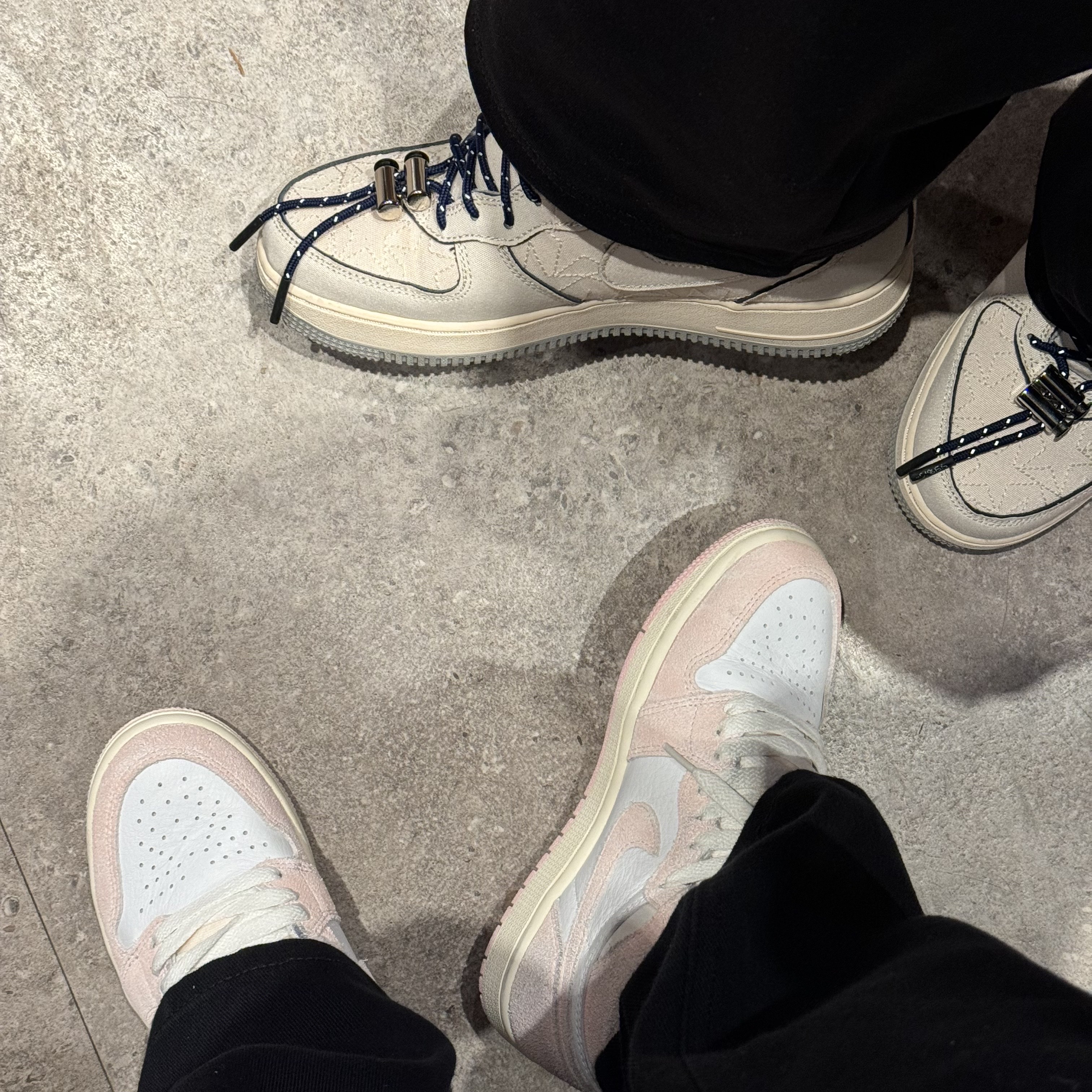 Nike Air Force 1 Mid '07 Pearl White, (W) Jordan 1 Retro High OG Coconut Milk and Sail 착용 스타일 - 1