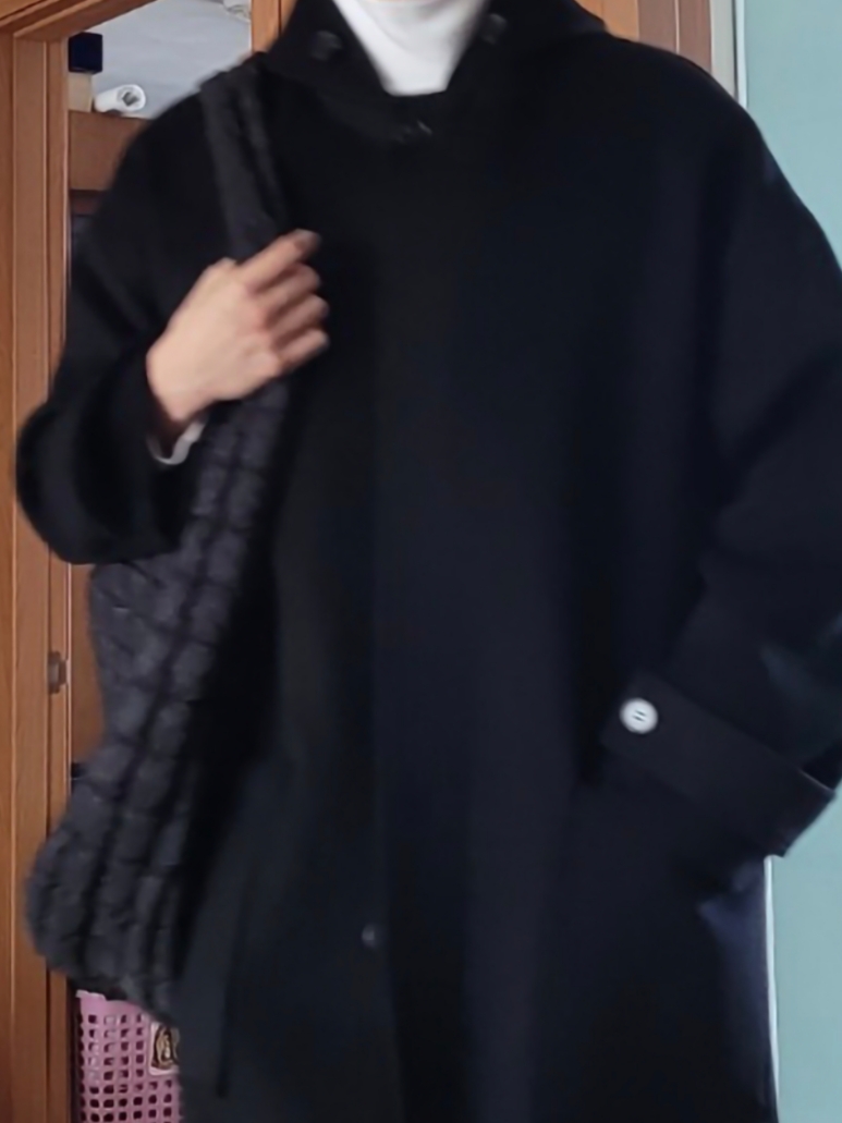 COS Quilted Oversized Shoulder Bag Black 착용 스타일