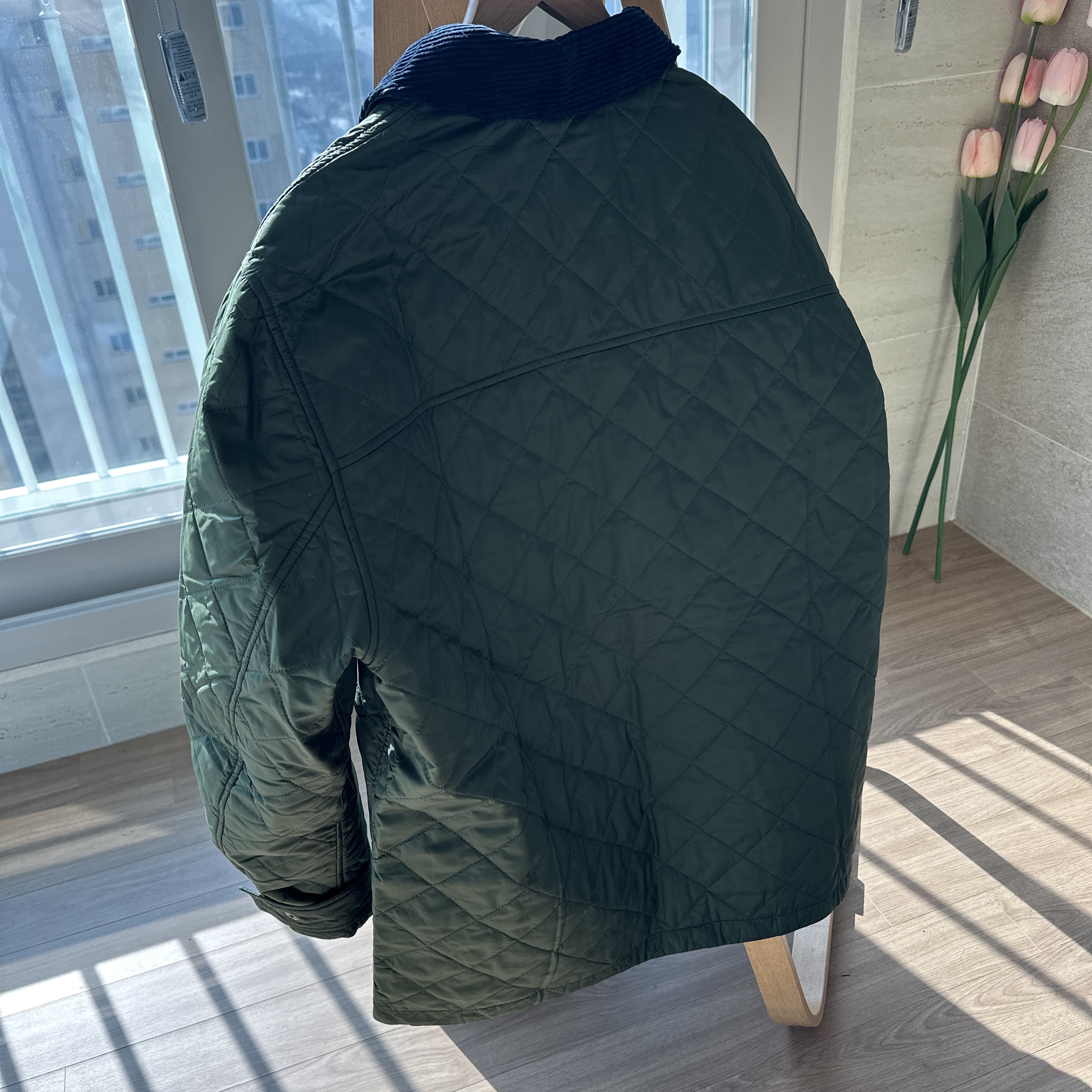 Barbour x Maison Kitsune Kenning Quilted Jacket Classic Green 착용 스타일 - 4
