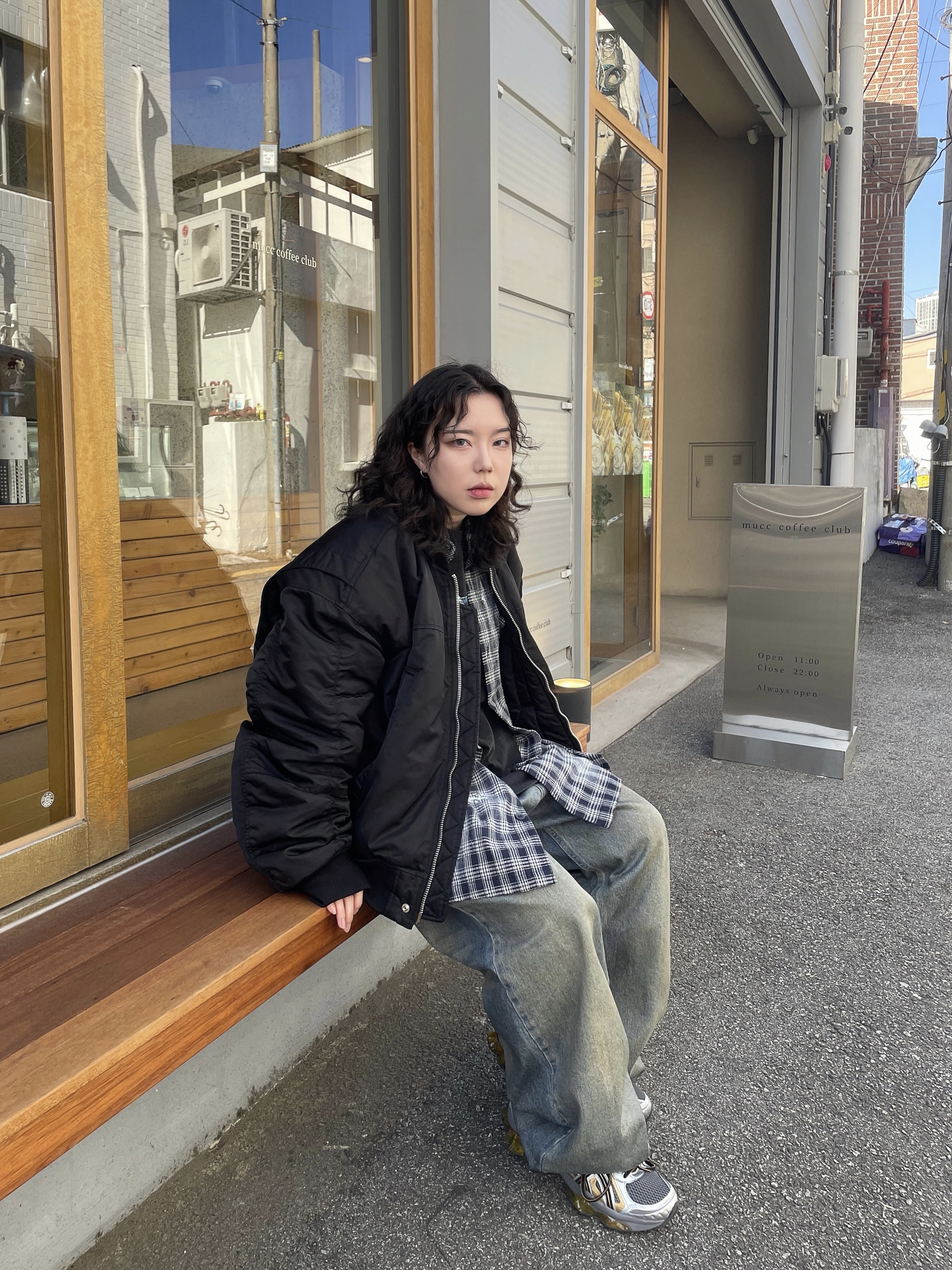 Project G/R Coated Backward Denim Pants Blue, Asics Gel-Quantum Kinetic Carbon Pure Gold 착용 스타일