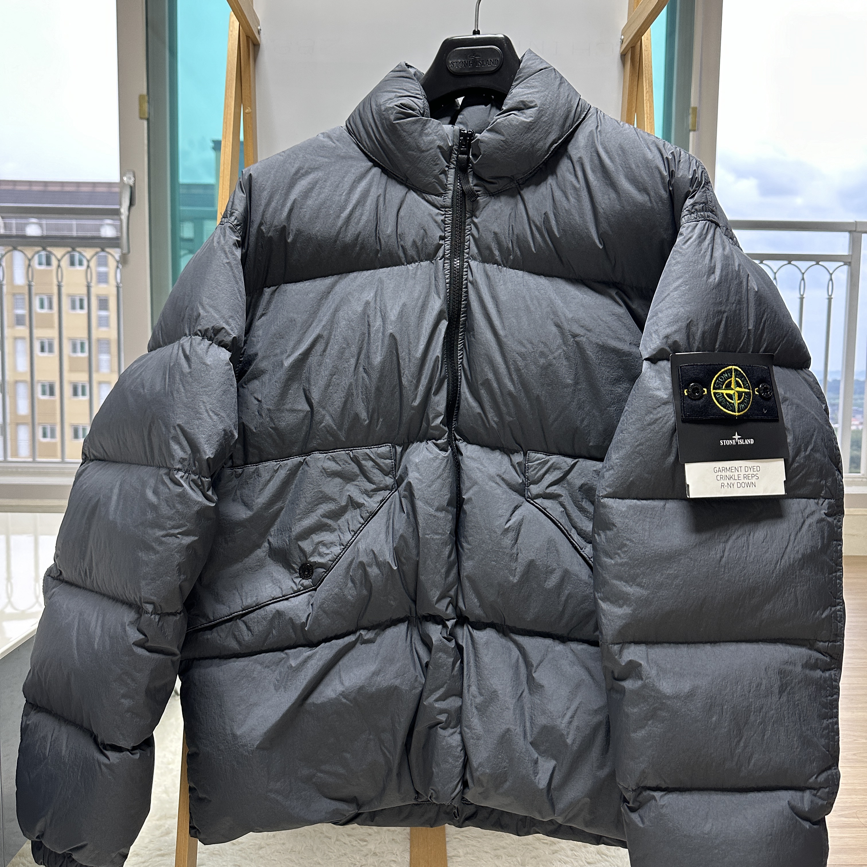 Stone Island 40623 Garment Dyed Crinkle Reps Recycled Nylon Down Jacket Lead - 23FW 착용 스타일 - 3